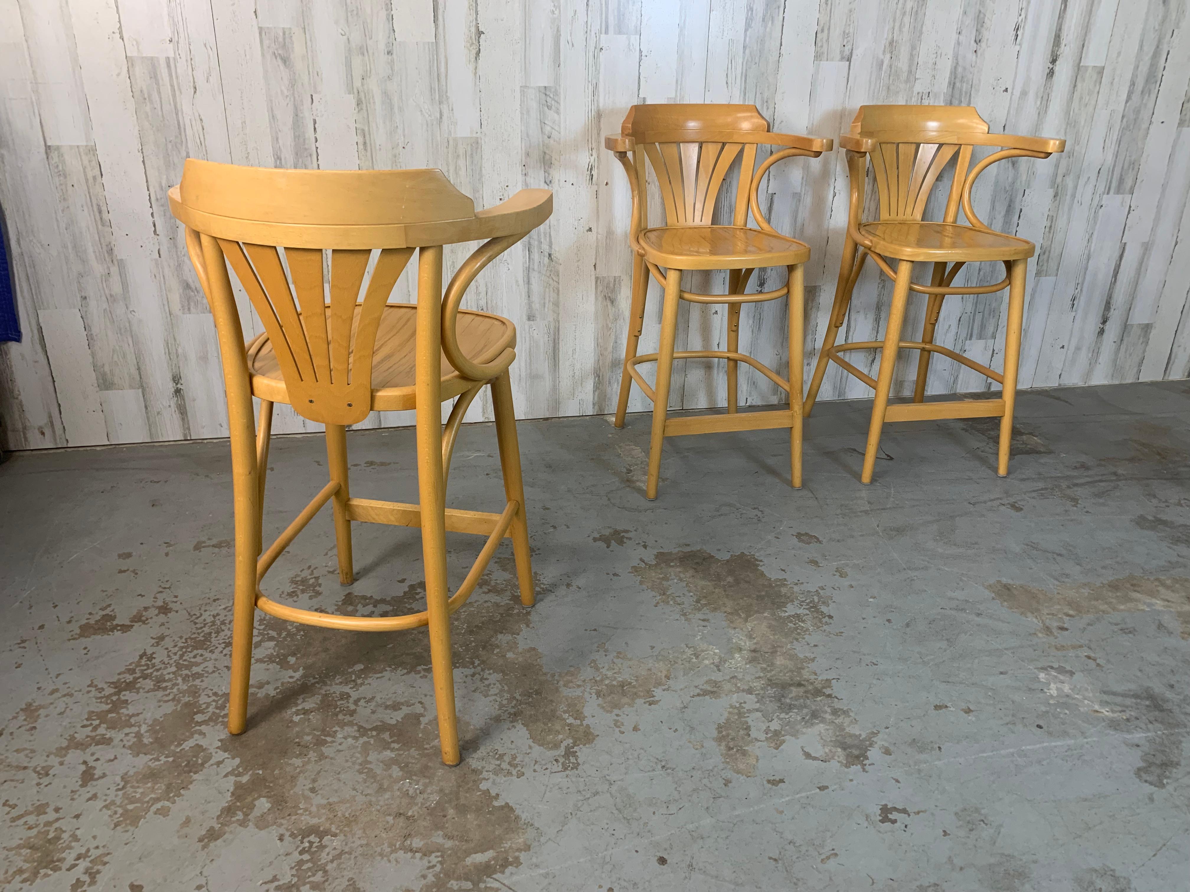 Precioso juego de tres sillas vintage de madera curvada con altura de taburete fabricadas por el fabricante de muebles polaco Radomsko ZMG. La línea Radomsko empezó como fábrica Thonet autorizada en 1881. Estas sillas son de madera maciza de haya de