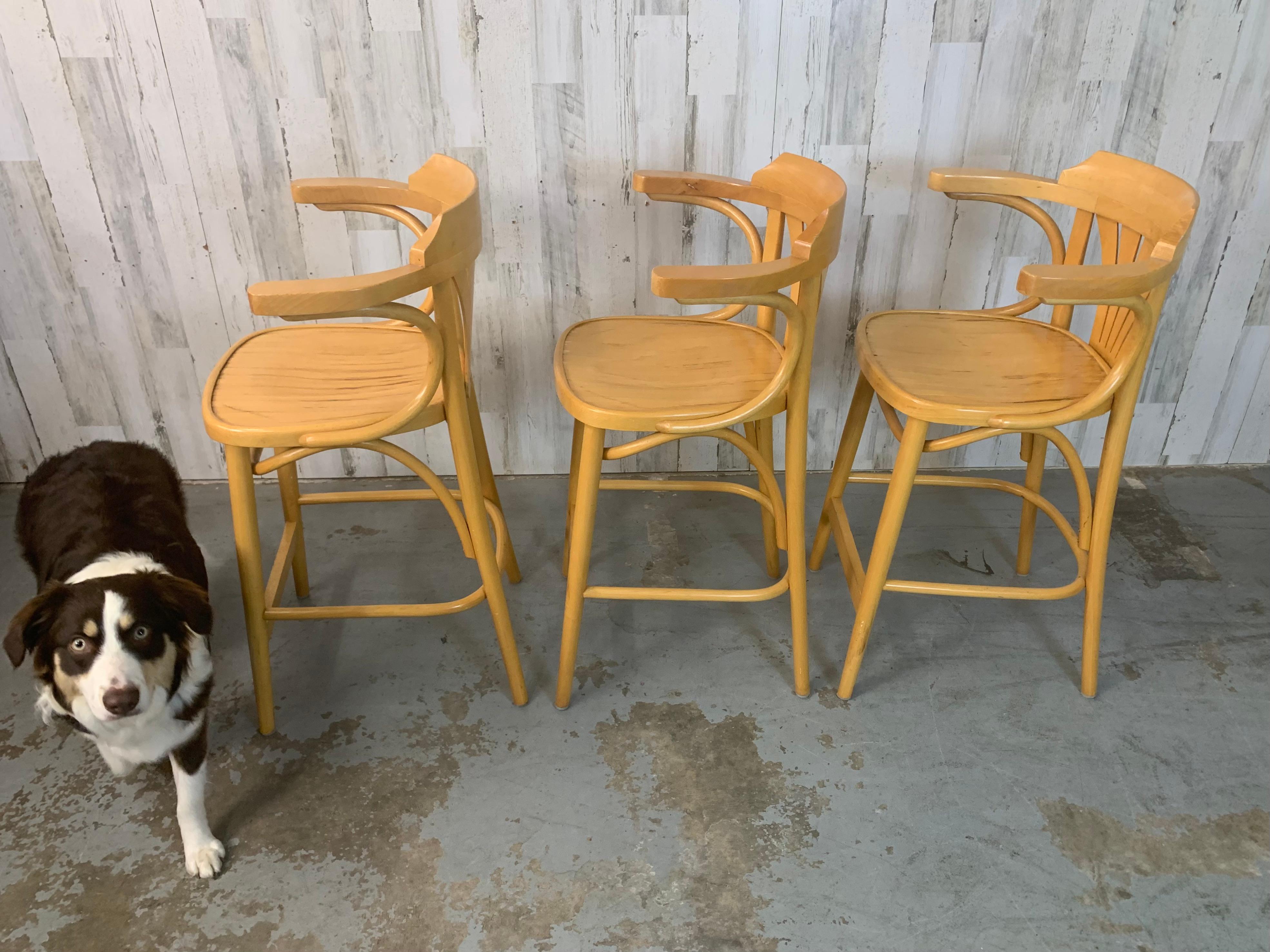 Vintage Radomsko ZMG Taburete de bar de madera curvada polaca Sillas Polaco en venta