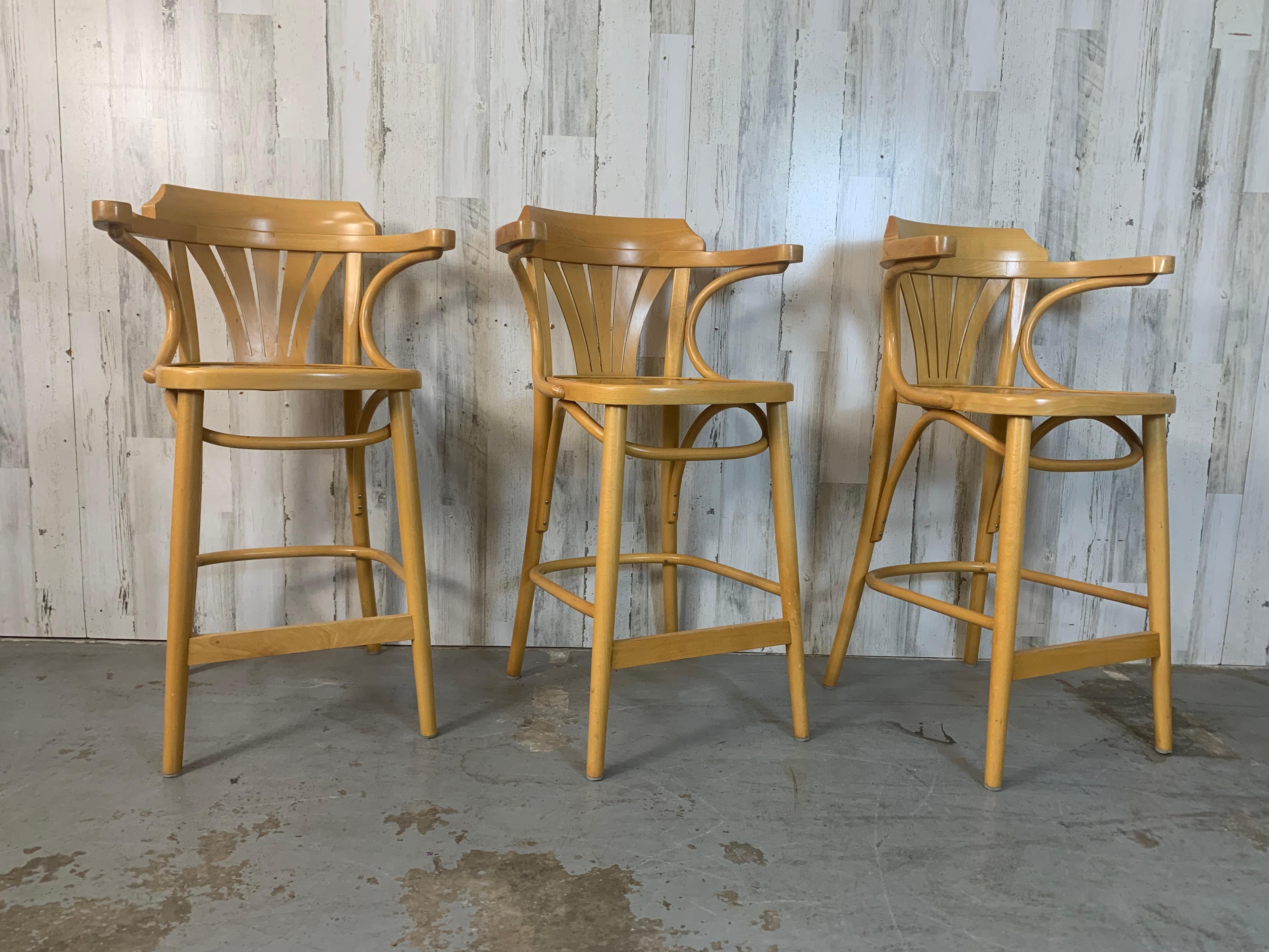Vintage Radomsko ZMG Taburete de bar de madera curvada polaca Sillas siglo XX en venta
