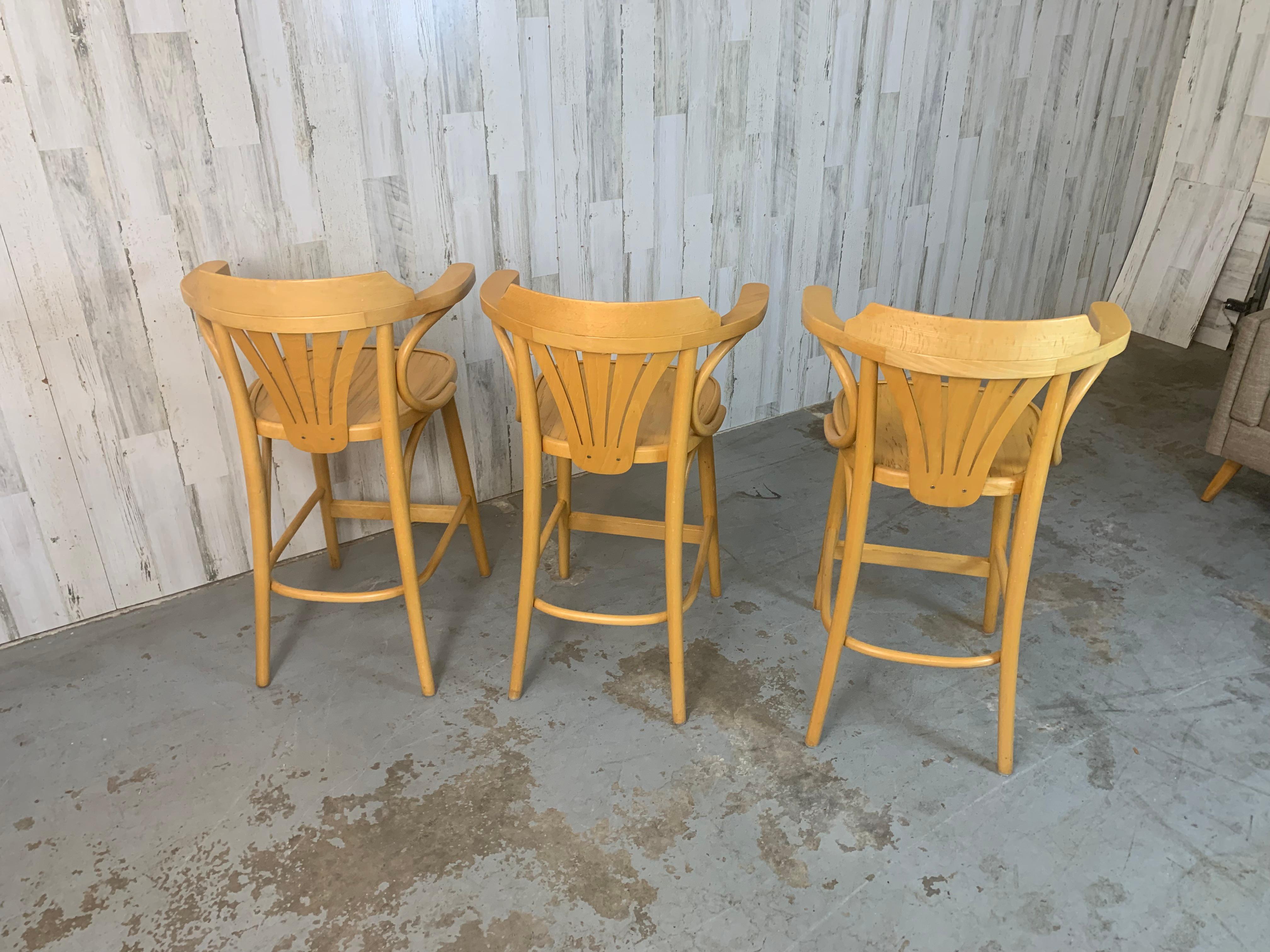 Vintage Radomsko ZMG Taburete de bar de madera curvada polaca Sillas en venta 1