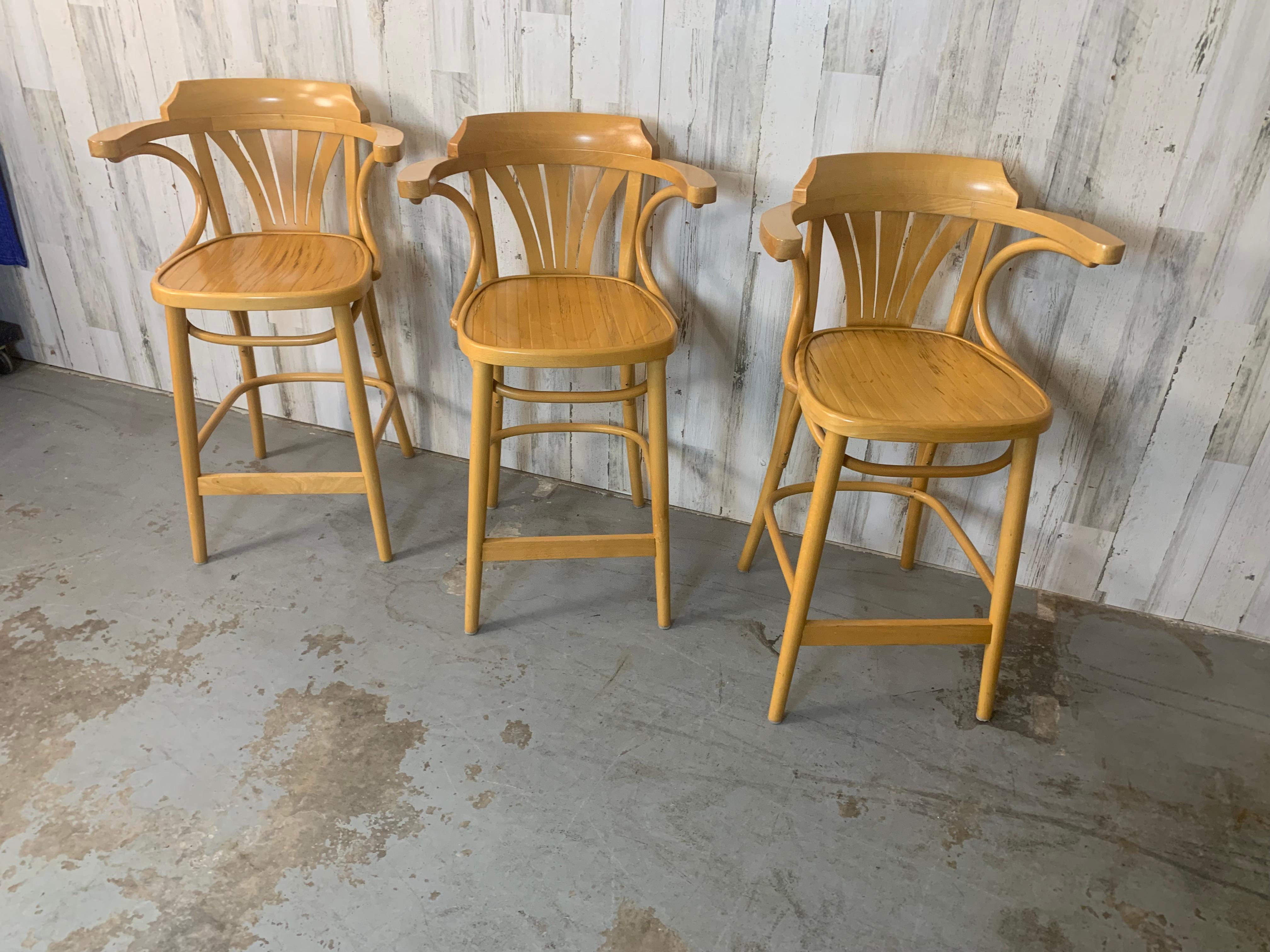 Vintage Radomsko ZMG Taburete de bar de madera curvada polaca Sillas en venta 2