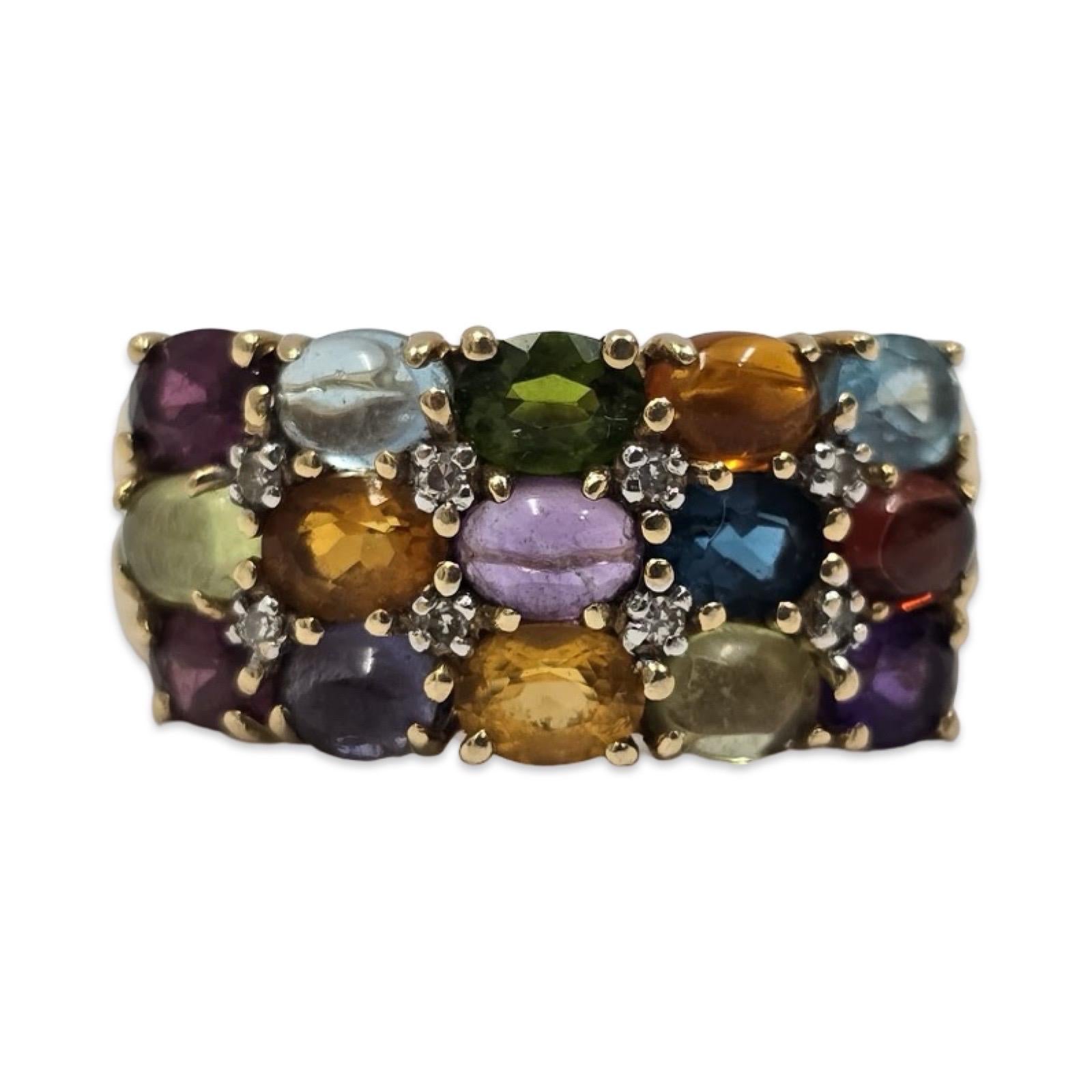 Cette bague dôme vintage en or massif 14 carats est sertie d'un exubérant arc-en-ciel de pierres précieuses naturelles, disposées en trois élégantes rangées arquées de tailles ovales et rondes. Les pierres richement colorées - notamment l'améthyste,