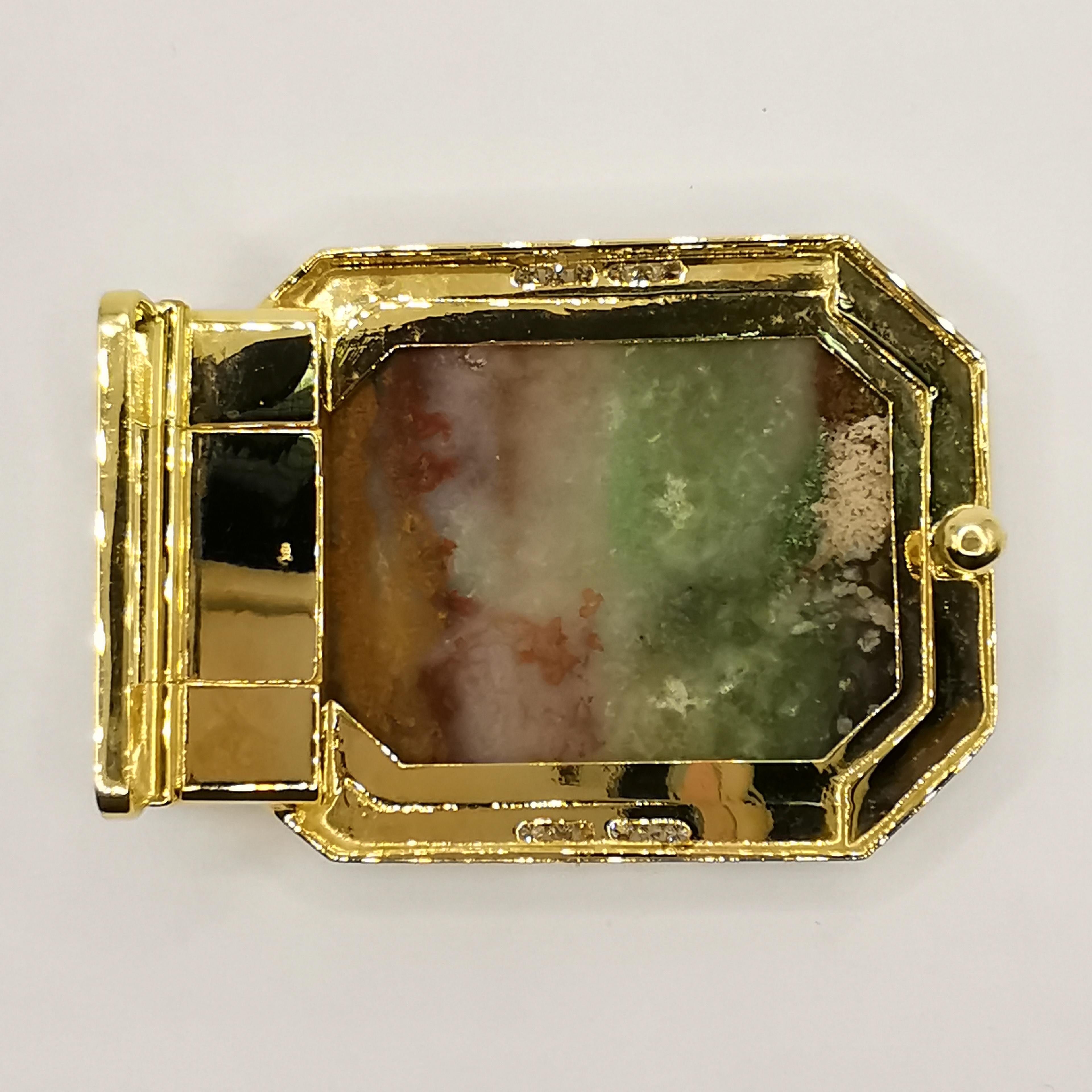 Add a touch of vintage charm to your wardrobe with this stunning Vintage Rainbow Agate Diamond 3cm Belt Buckle in 18K Yellow Gold. The centerpiece of this buckle features a beautiful agate stone with a unique pattern that resembles a rainbow, in
