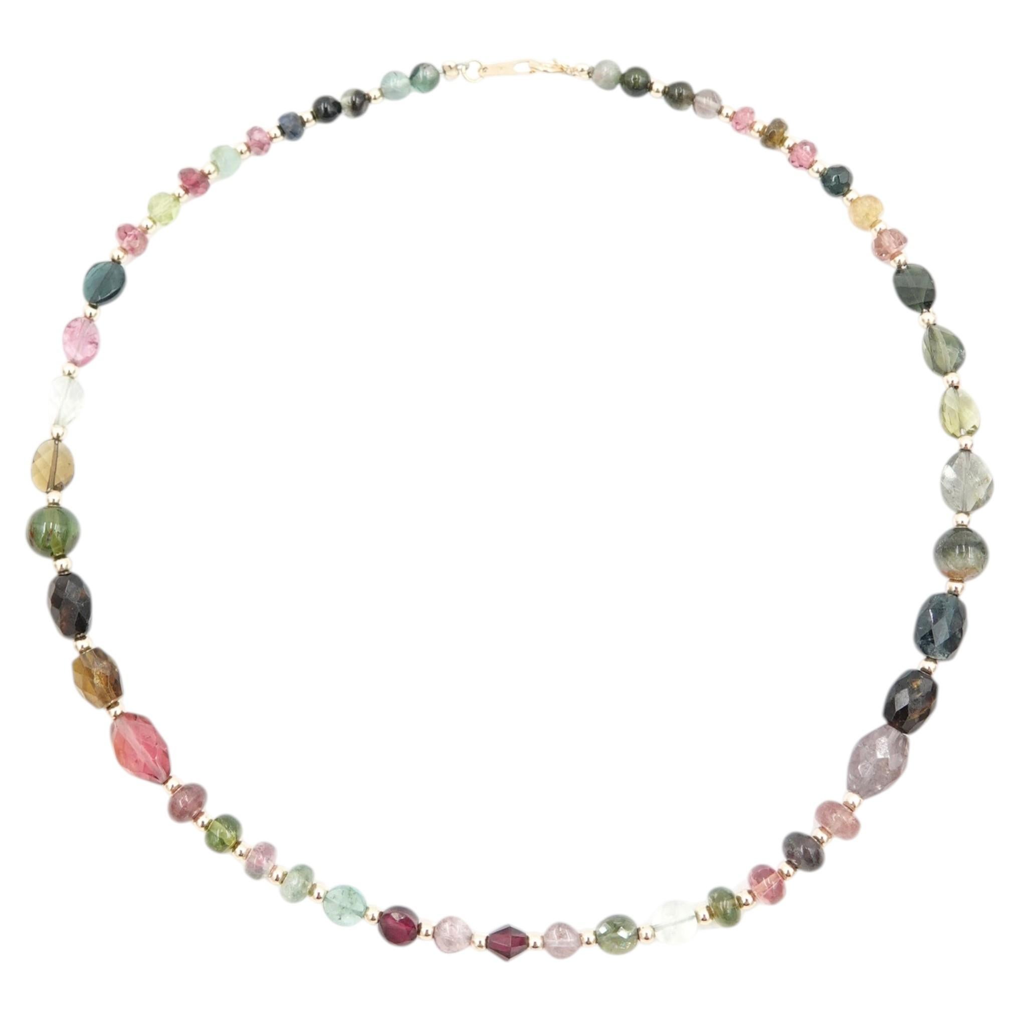 Collier de perles de tourmaline arc-en-ciel avec des entre-perles en or 18 carats