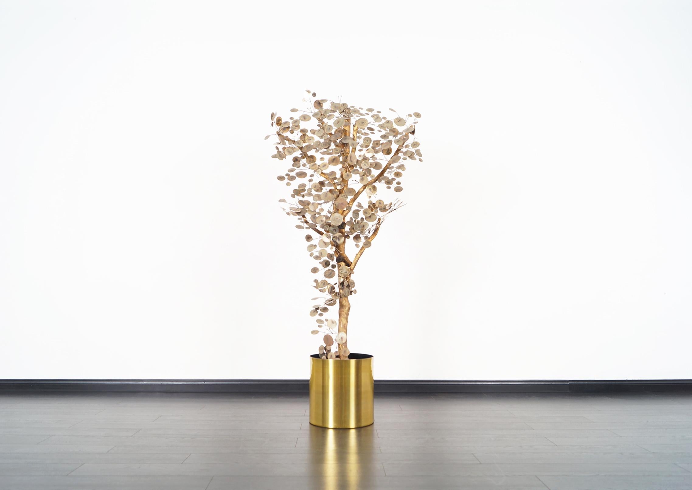 Stunning vintage “Raindrops” tree sculpture by Curtis Jere in United States, circa 1970s. This elegant piece has a natural tree branch design, which has been decorated with elegant metal discs details in a brass-plated finish that gives the form of