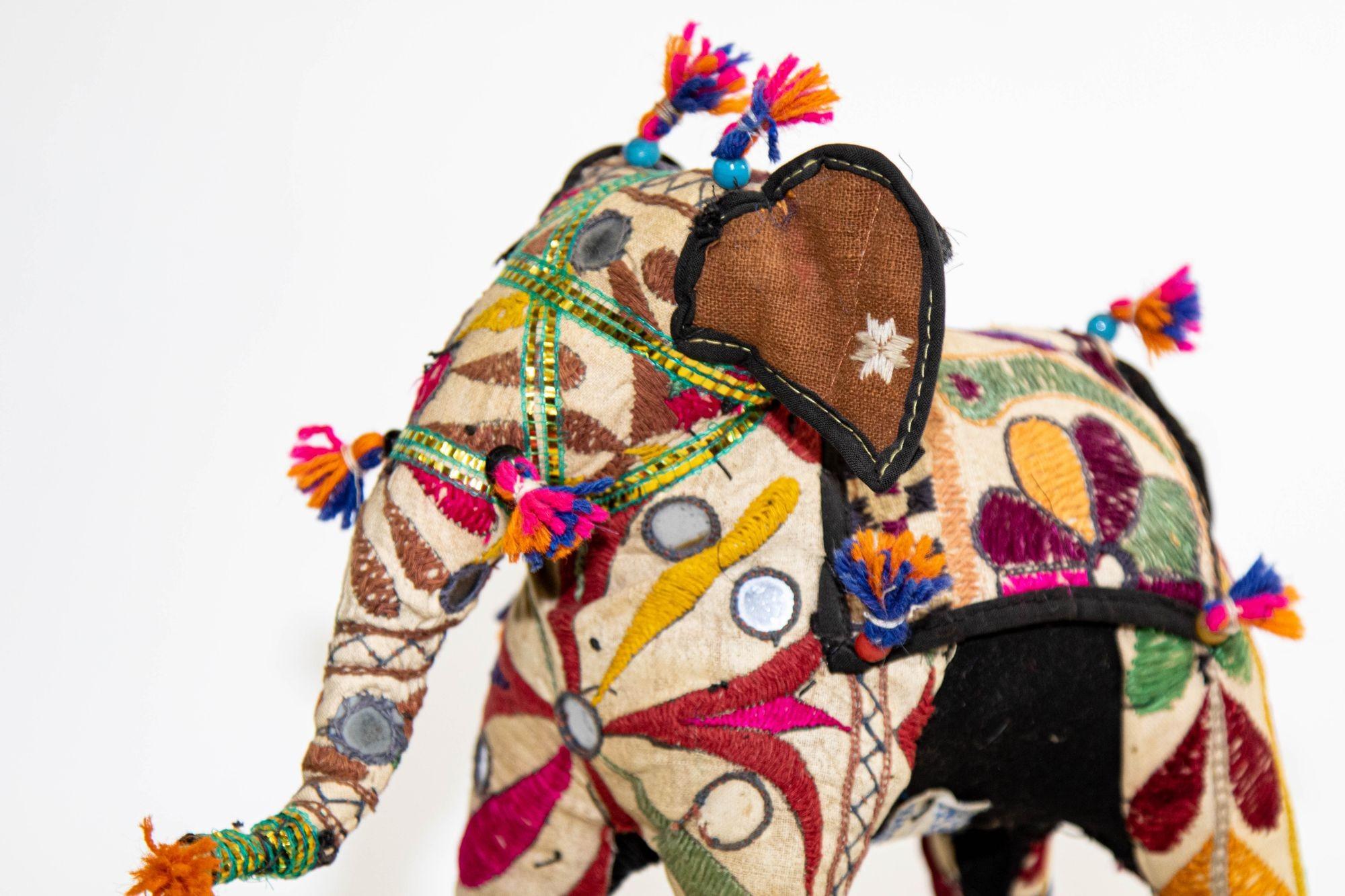 Vintage Raj Hand-Crafted Stuffed Cotton Embroidered Elephant, Indien, 1950.
Anglo Raj Vintage handgefertigter Elefant aus gestickter Baumwolle, Indien, 1950.
Handgefertigt in Rajasthan, Indien, buntes Elefantenspielzeug aus Stoff.
Vintage kleinen