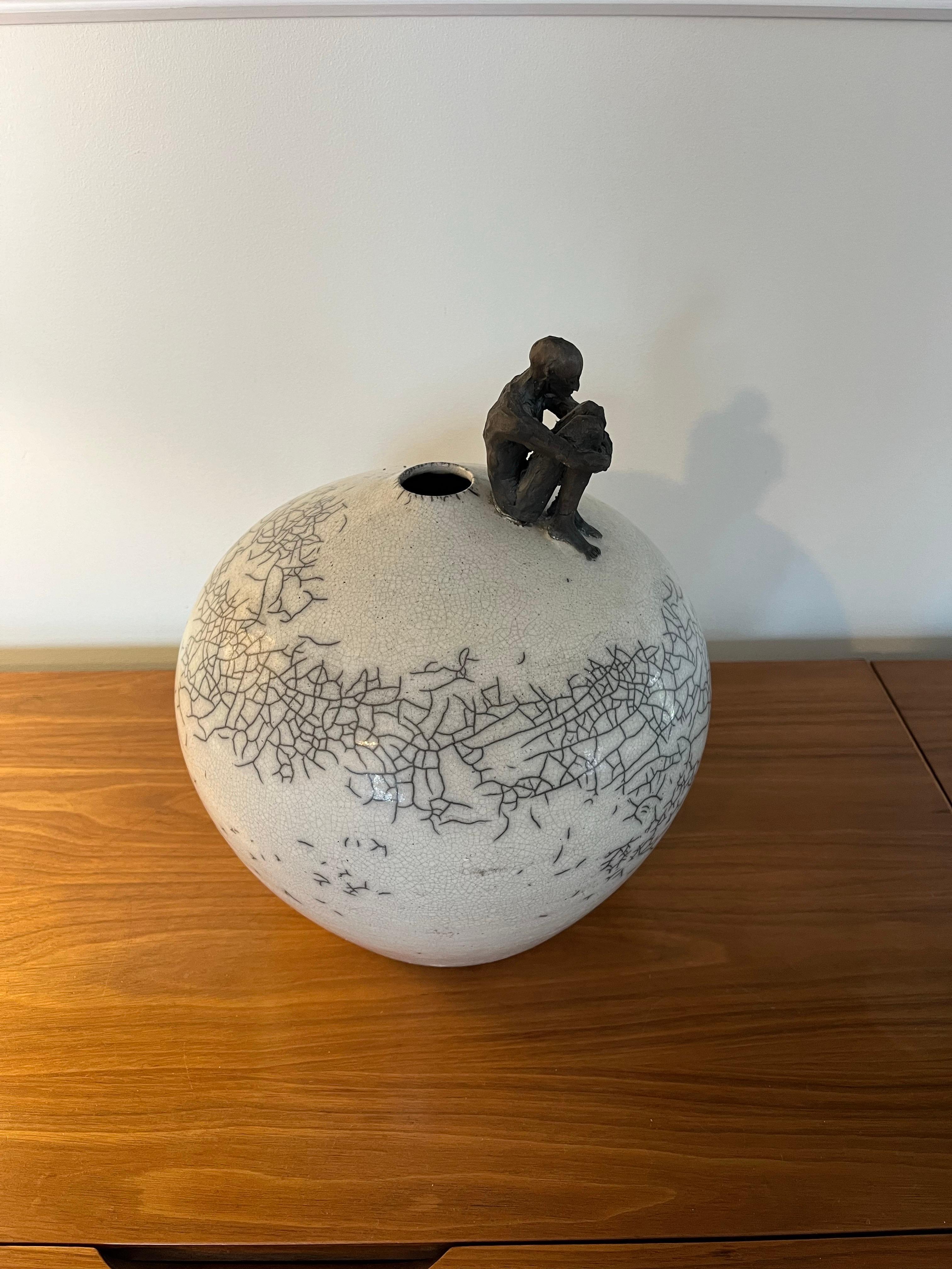 Vase figuratif raku signé par l'artiste Bon état - En vente à W Allenhurst, NJ