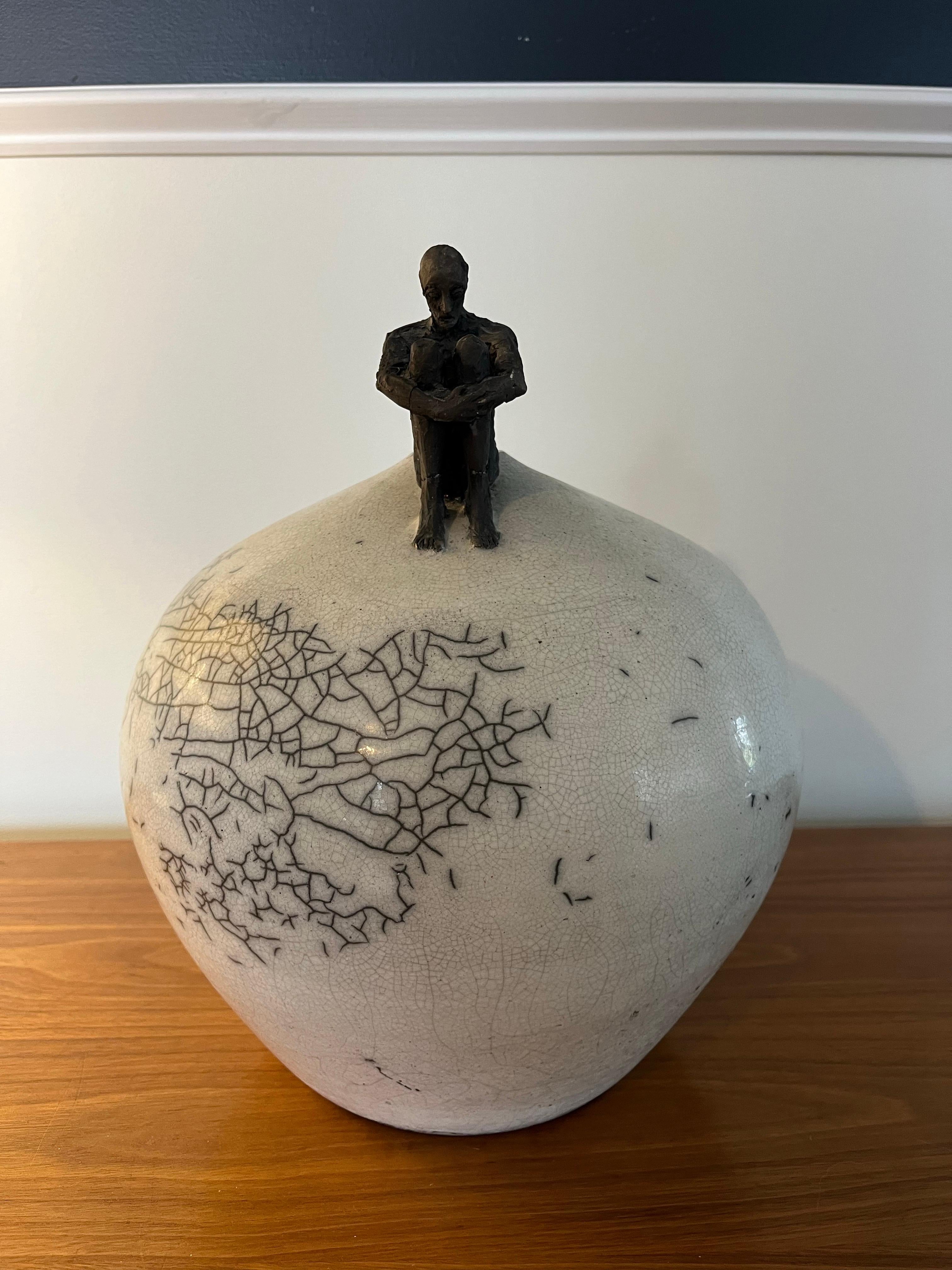 20ième siècle Vase figuratif raku signé par l'artiste en vente