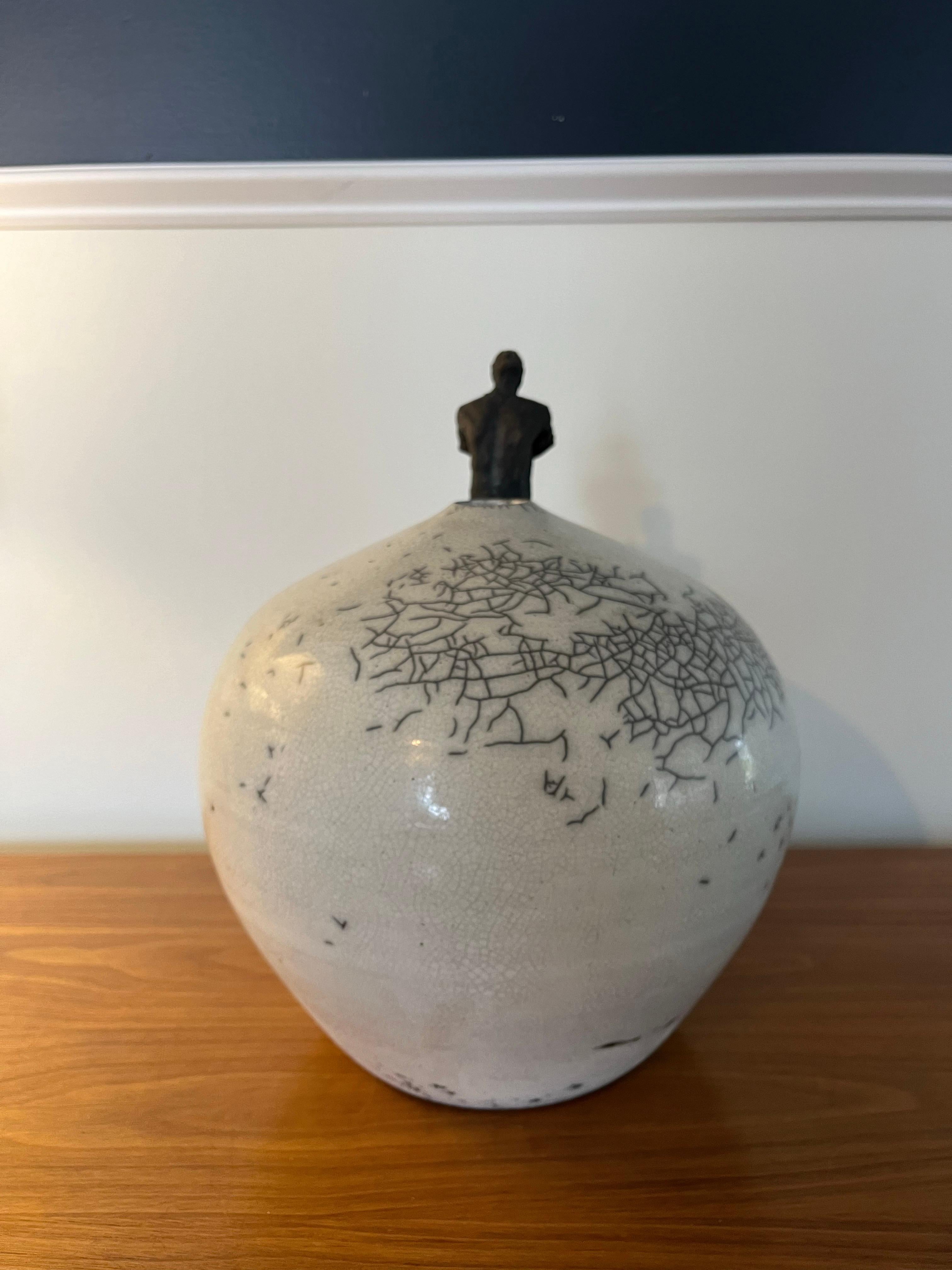 Céramique Vase figuratif raku signé par l'artiste en vente