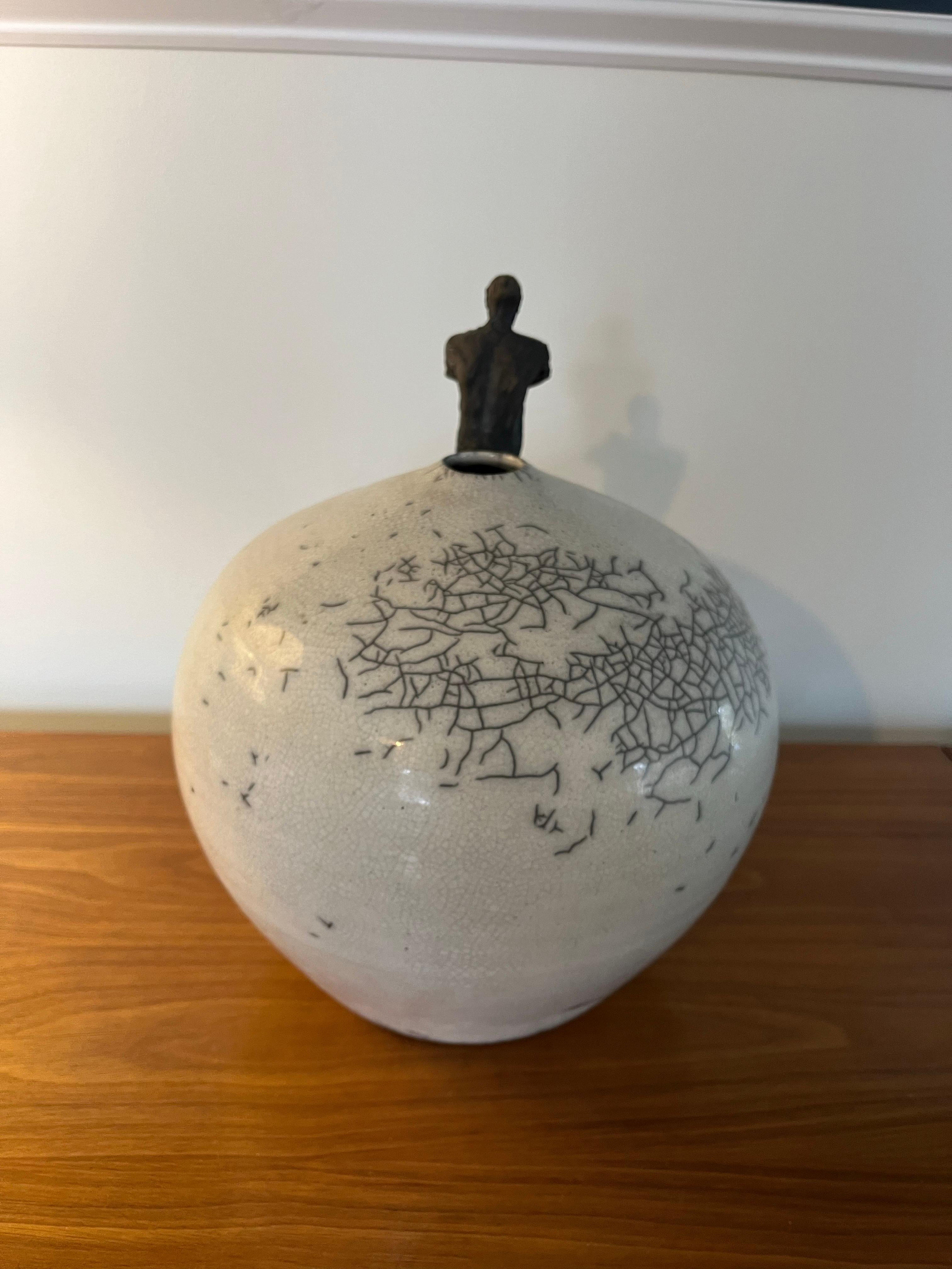 Vase figuratif raku signé par l'artiste en vente 1
