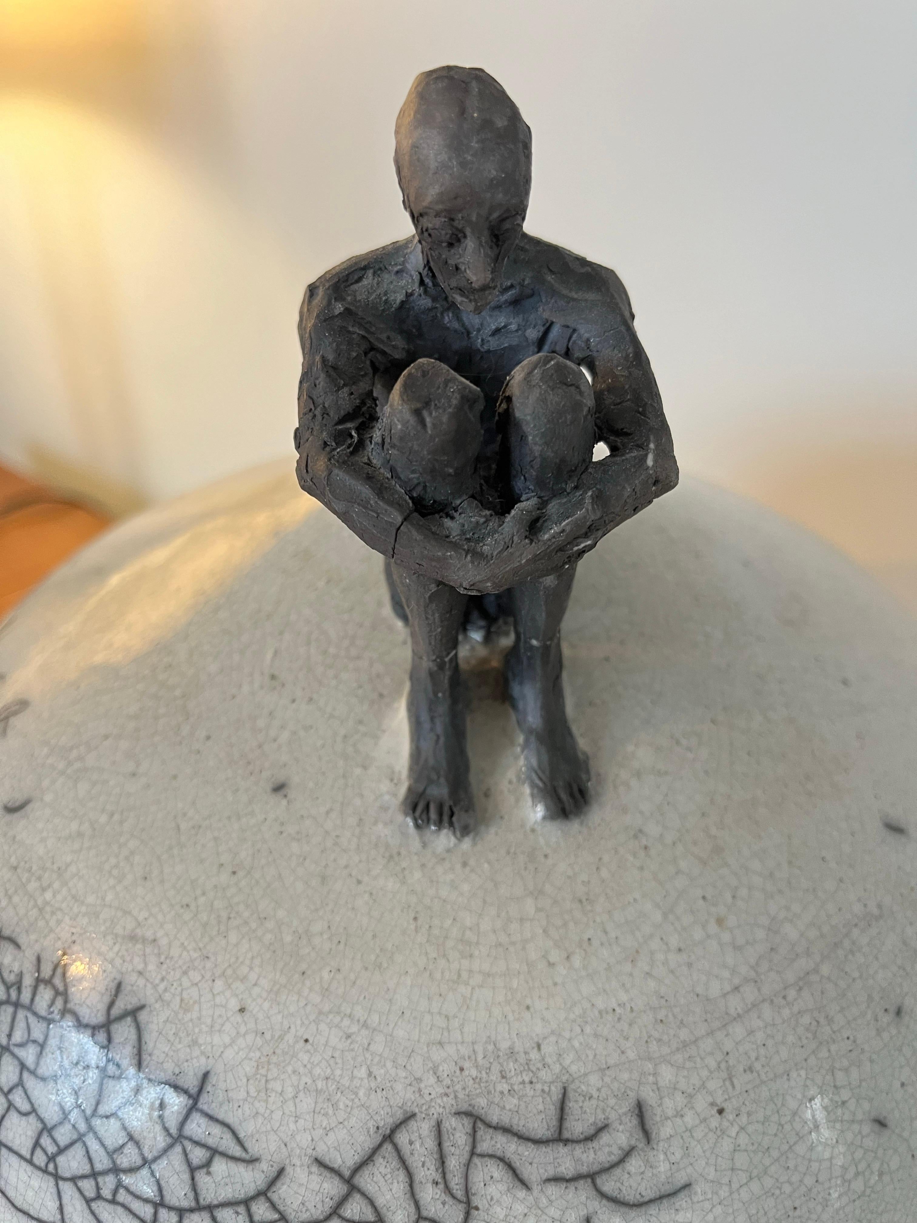 Vase figuratif raku signé par l'artiste en vente 3
