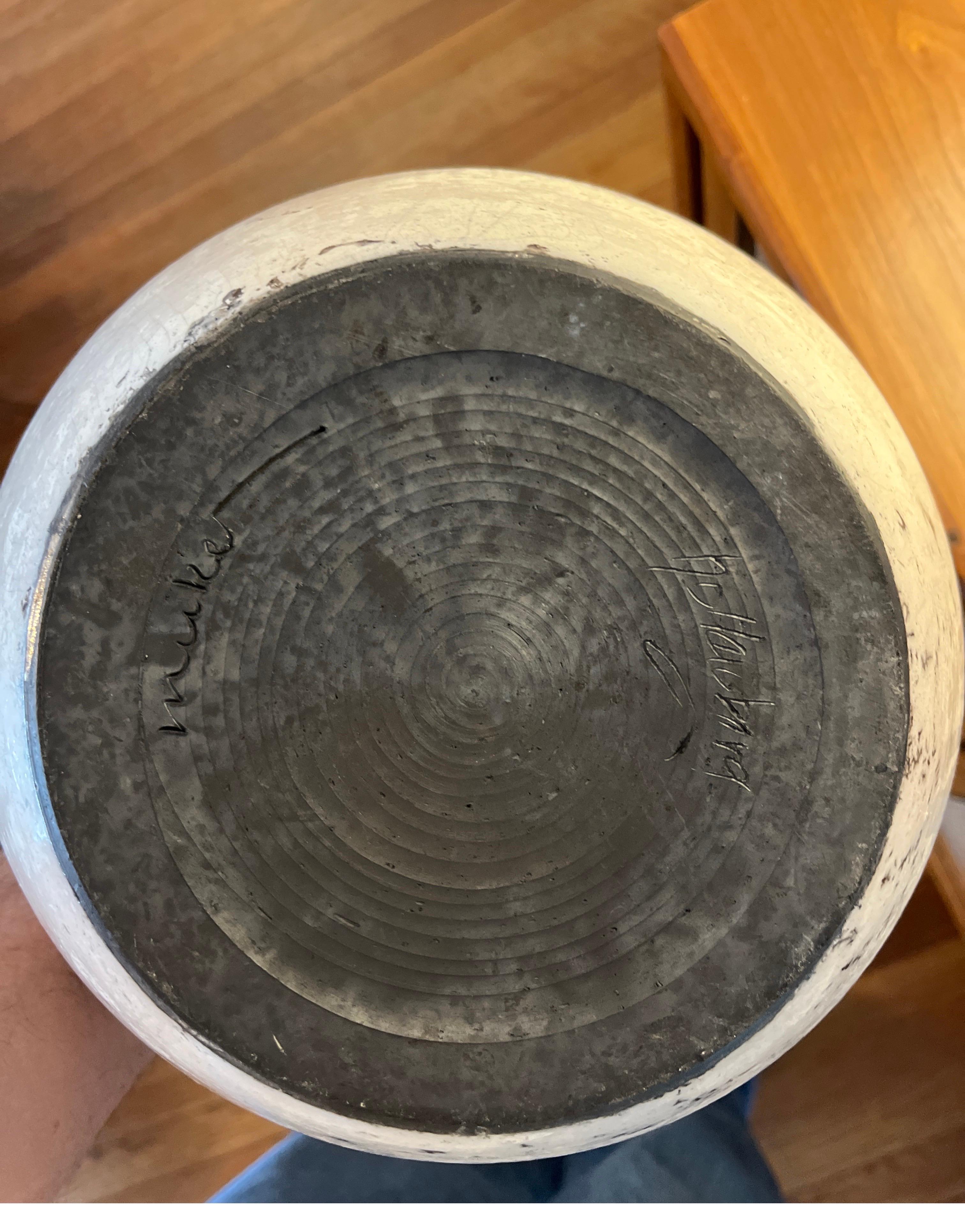 Vase figuratif raku signé par l'artiste en vente 4