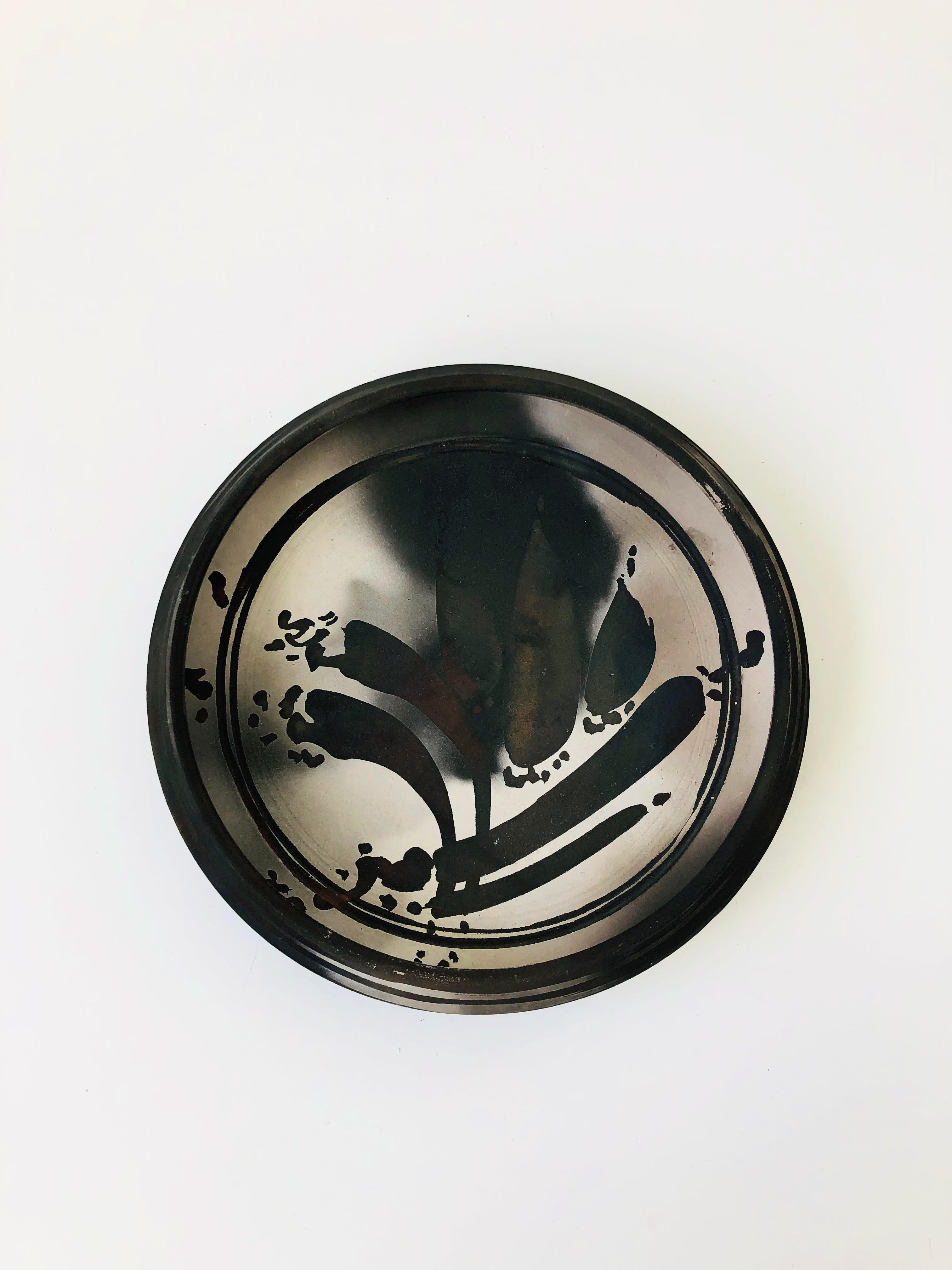 Ein schönes Vintage-Tablett aus Raku-Keramik des Künstlers Scott Lindberg. Hübsches organisches Muster auf der Oberfläche. Signiert auf dem Sockel.
