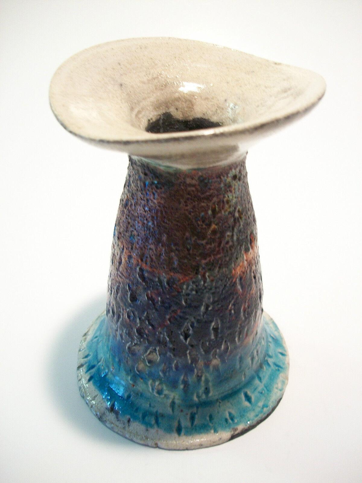 Vintage handgefertigte und mit Ritzungen verzierte Vase aus Raku Studio Keramik mit irisierender Glasur - signiert/initialisiert auf dem Sockel 'HK' - um 1970.

Ausgezeichneter Vintage-Zustand - kein Verlust - keine Beschädigung - keine