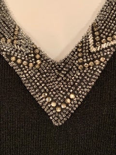 Pull vintage Ralph Lauren en cachemire noir avec encolure en V perlée
