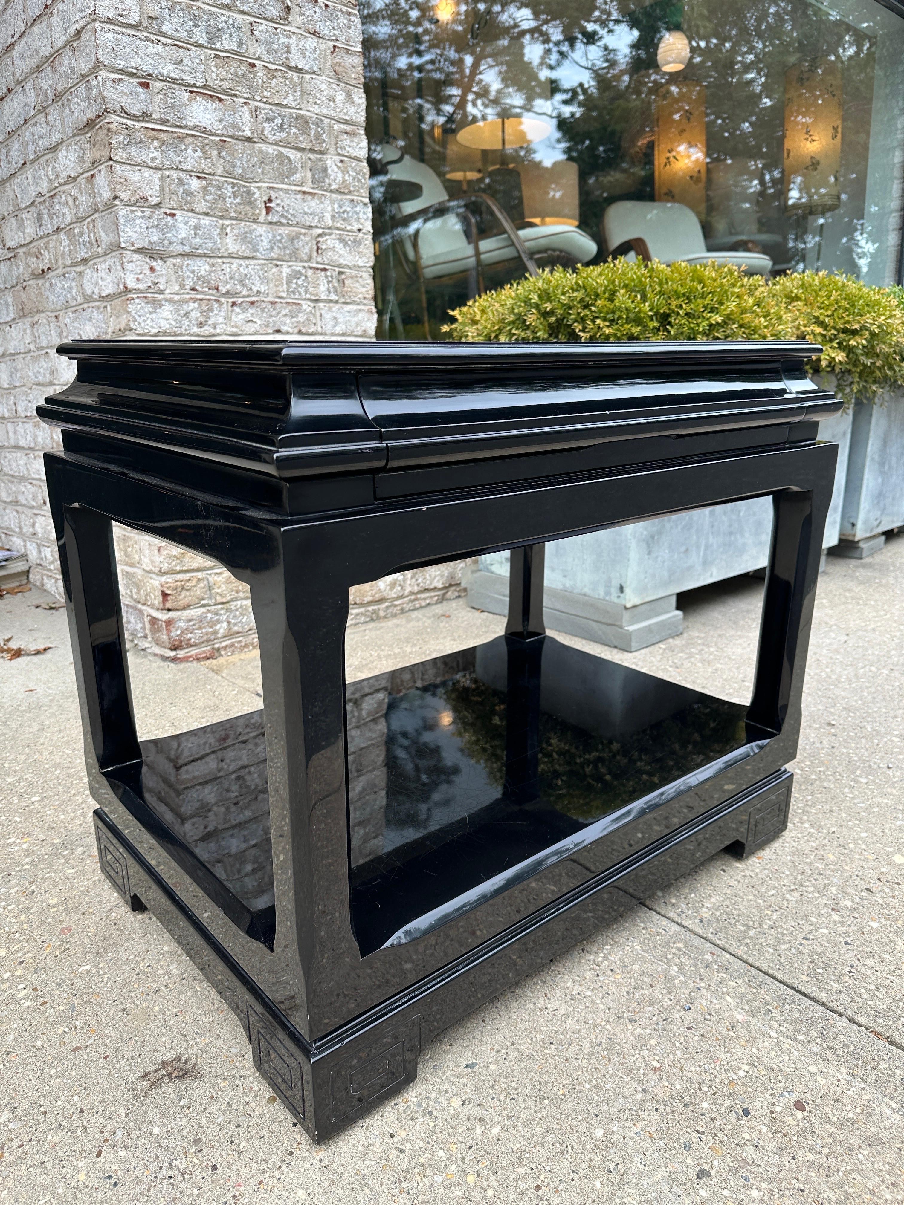 Questo meraviglioso tavolino laccato nero lucido di Ralph Lauren in stile Chinoiserie vanta un unico cassetto scorrevole nascosto sul davanti ed è completamente rifinito su tutti i lati.  Molto importante e di ottima qualità.