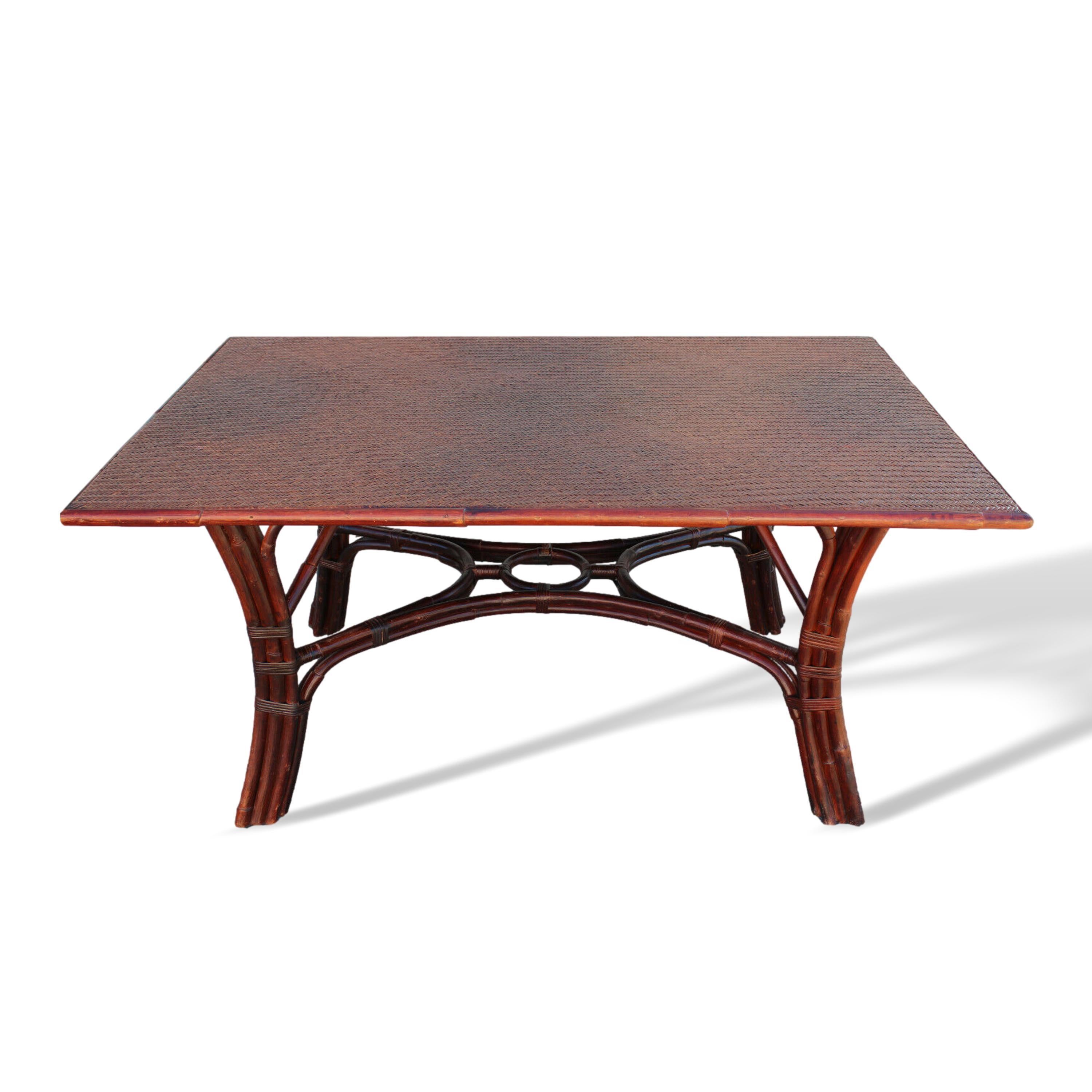 Une exceptionnelle table de salle à manger vintage en rotin de Ralph Lauren Collectional. La table rectangulaire a un plateau en rotin tressé et conserve sa riche finition d'origine en acajou.