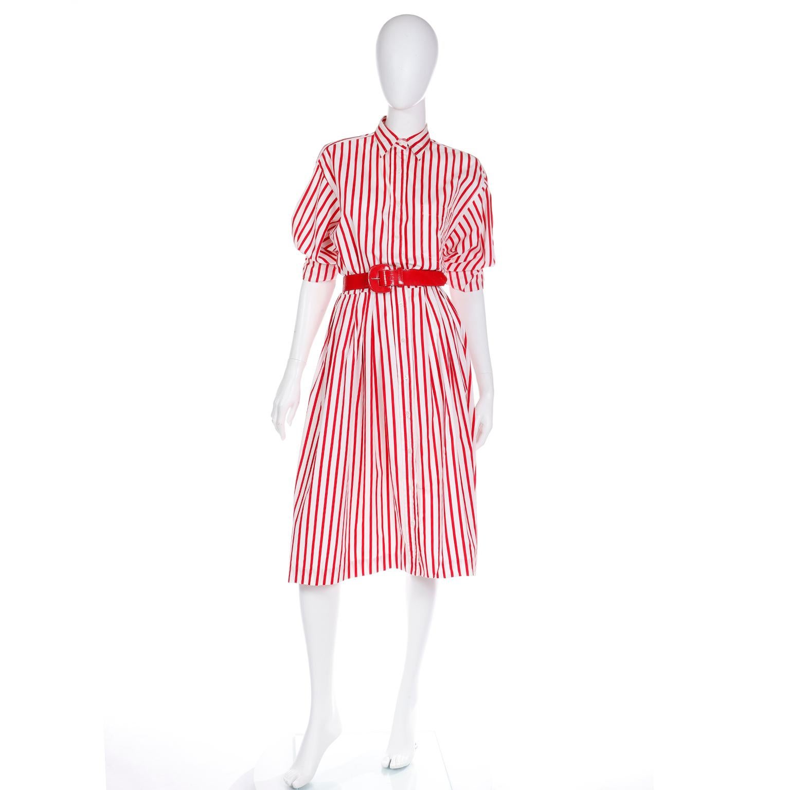 Wir lieben Vintage Ralph Lauren und dieses rot-weiß gestreifte Hemdblusenkleid aus Baumwolle ist die perfekte Ergänzung unserer Sommergarderobe! Das Kleid hat einen spitzen Kragen und lange Ärmel mit Manschetten, die sich vorne mit Knöpfen schließen