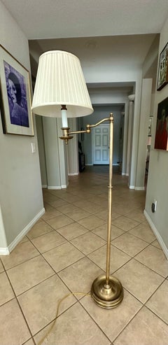 Lámpara de pie vintage Ralph Lauren "Sargent" con brazo oscilante de latón