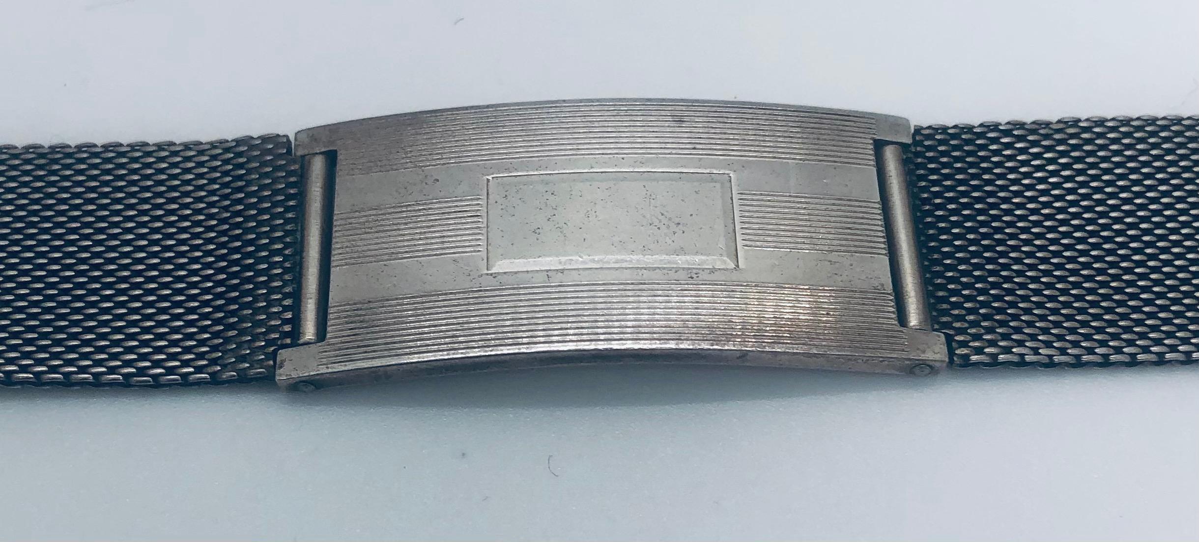 a 1990s Ralph Lauren sterling silver Mesh link bracelet, finely made and signed Ralph Lauren sterling.

Dimensions : 7” L x 0.75” W.

