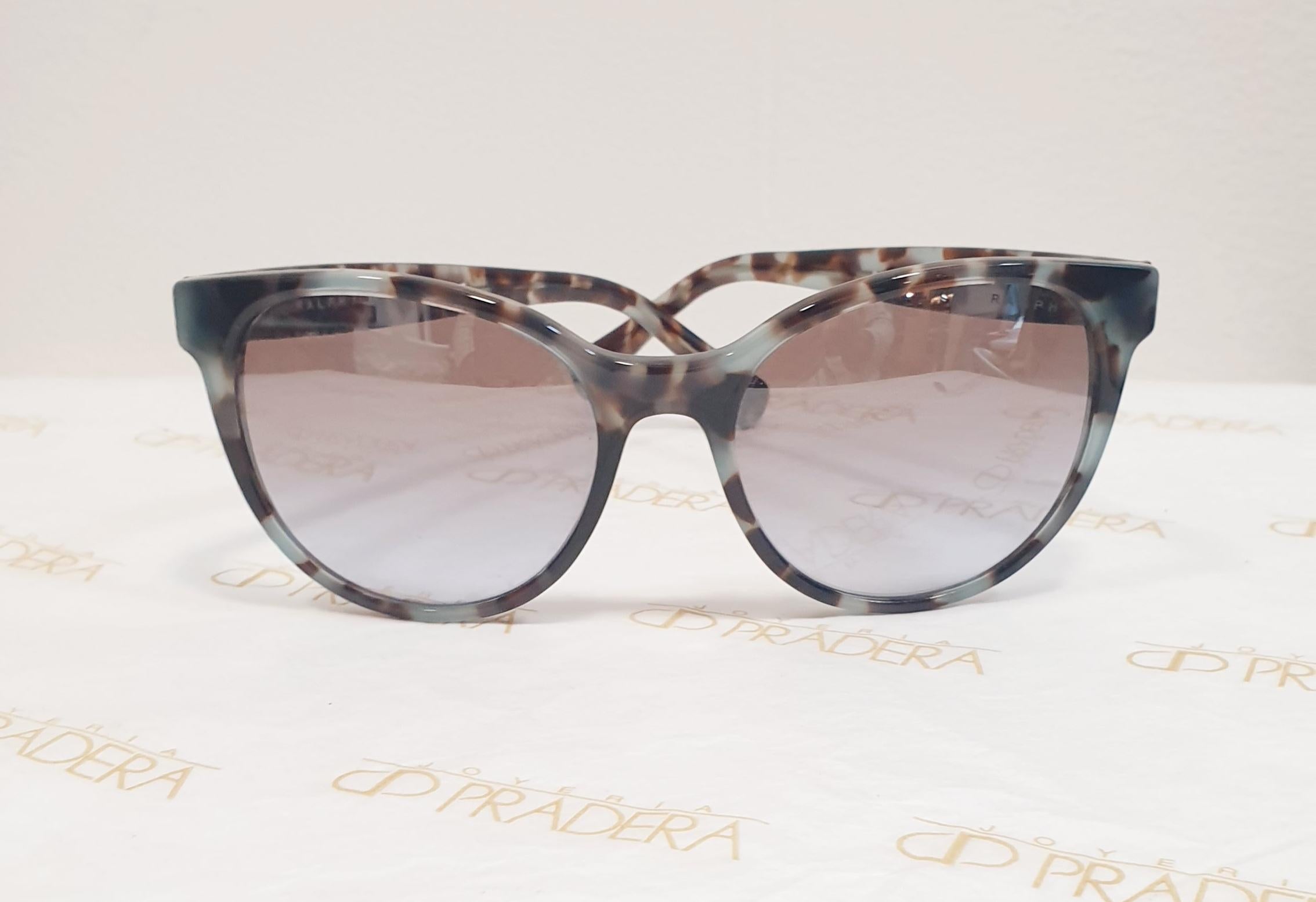 Sunglasses  RALPH RA5250 169294
RALPH RA5250 169294 sunglasses are ideal for a wide variety of personalities who stand out for their essence and have a predilection for good taste

Form: Butterfly
Gender: Woman
Lens colour: Violet Grad Brownmirror