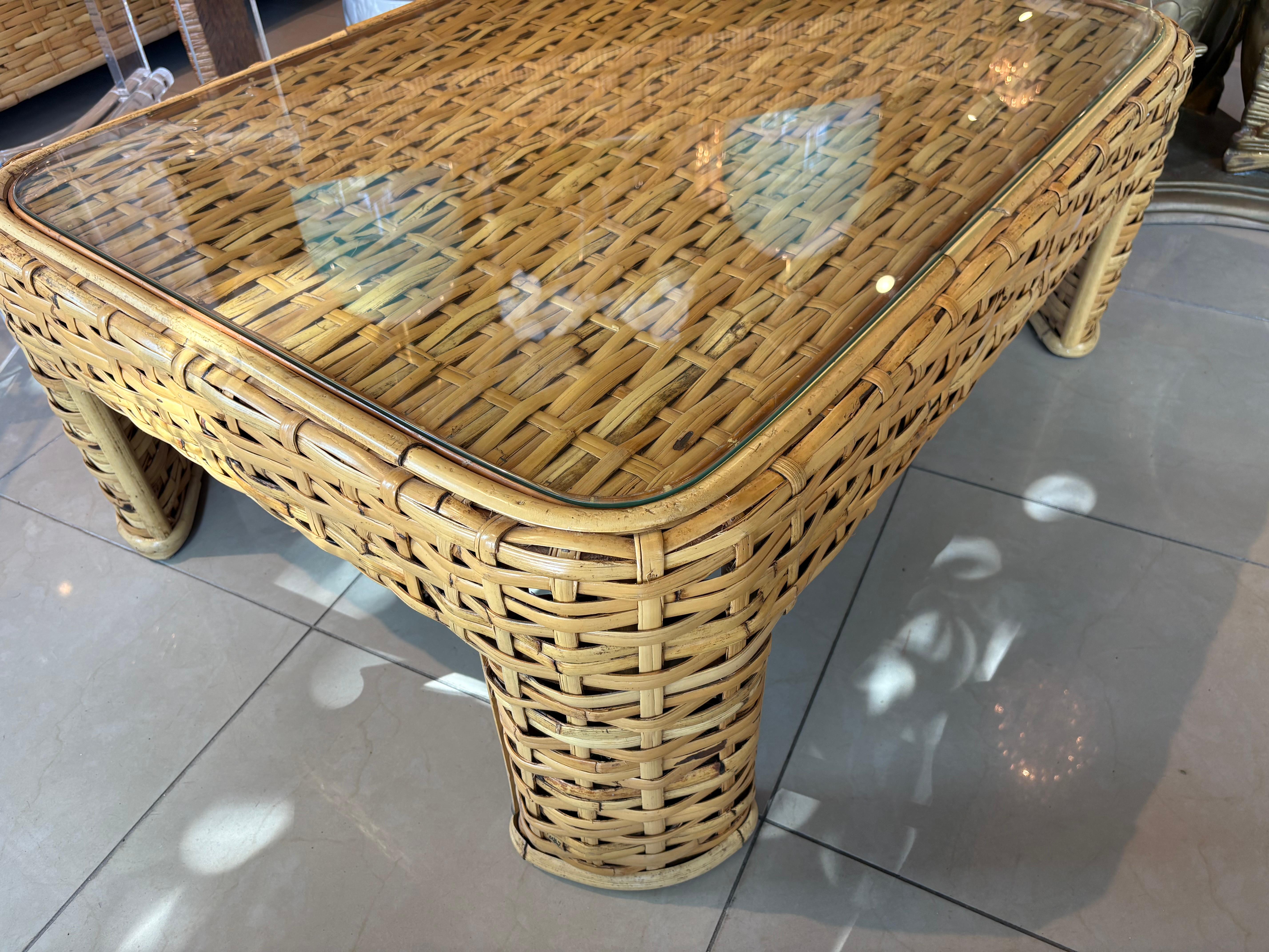 Vintage Ralph Lauren gewebt Rattan Bambus Weide Küsten Palm Beach Kaffee Cocktailtisch. Wir haben ein neues Stück Glas für den Deckel schneiden lassen. Keine Probleme oder Schäden an der geflochtenen Rattan. Passendes Sofa und Liegesofa separat