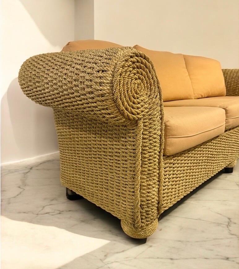 Este anuncio es para un Sofá de cuerda tejida Ralph Lauren vintage. Con armazón de cuerda tejida, cojines originales desenfundables, brazos enrollados y patas de bollo de cuerda. ¡Es una combinación excepcional de calidad y diseño de Ralph Lauren!