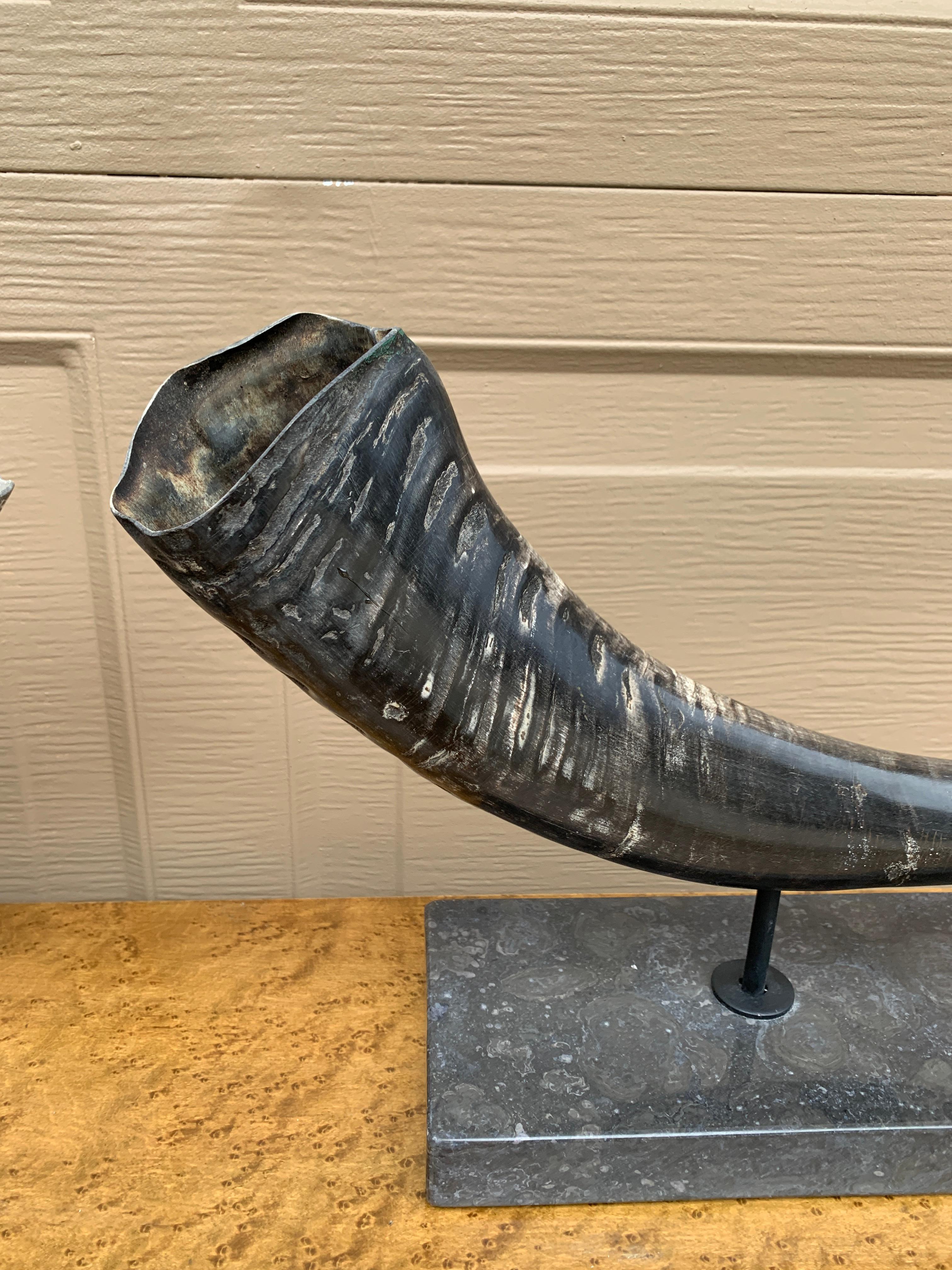 Ottone Corni d'ariete d'epoca su supporti di marmo nero, coppia in vendita