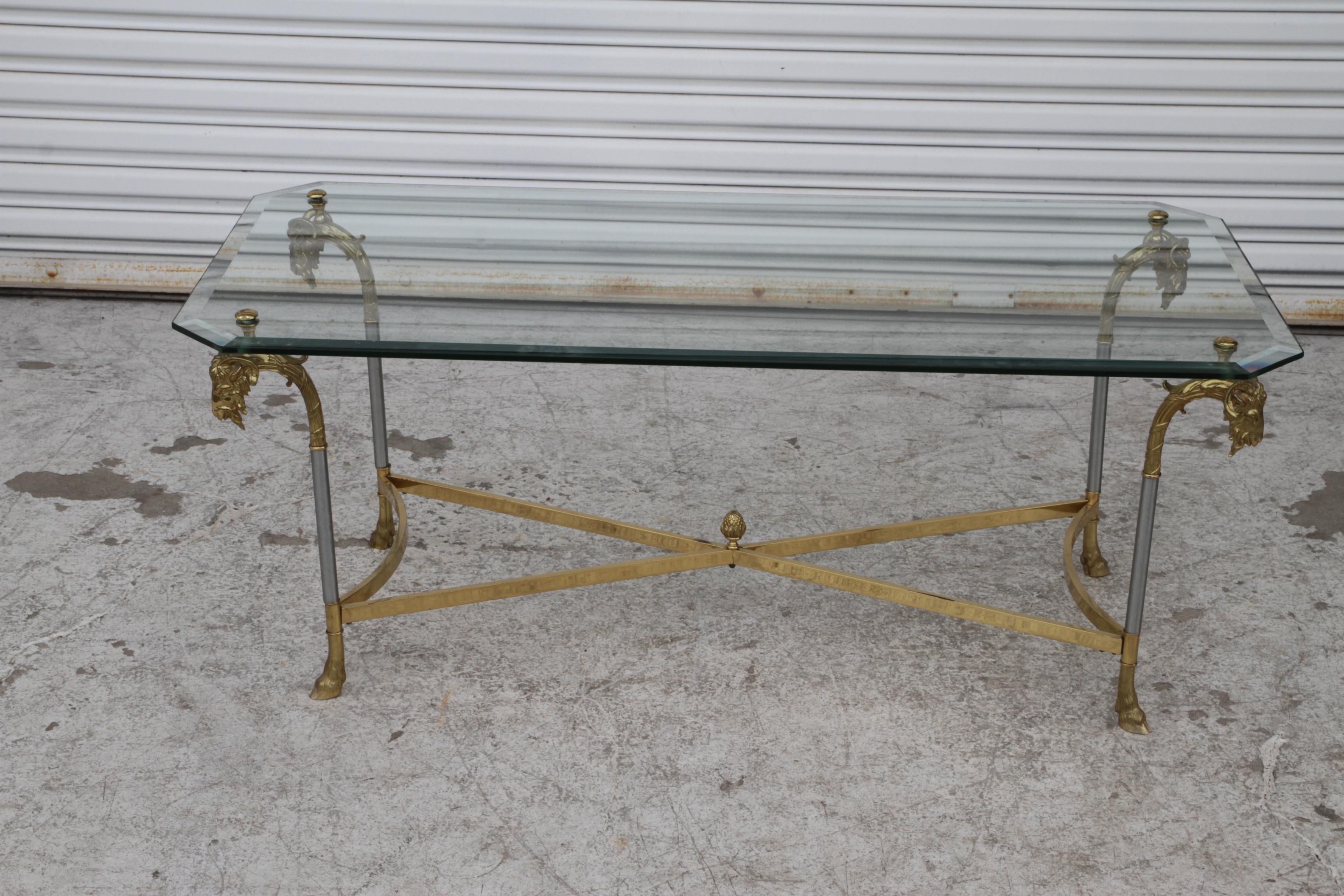 Magnifique table basse à tête de bélier avec pieds en sabots. 
Dimensions : 
Longueur : 47
