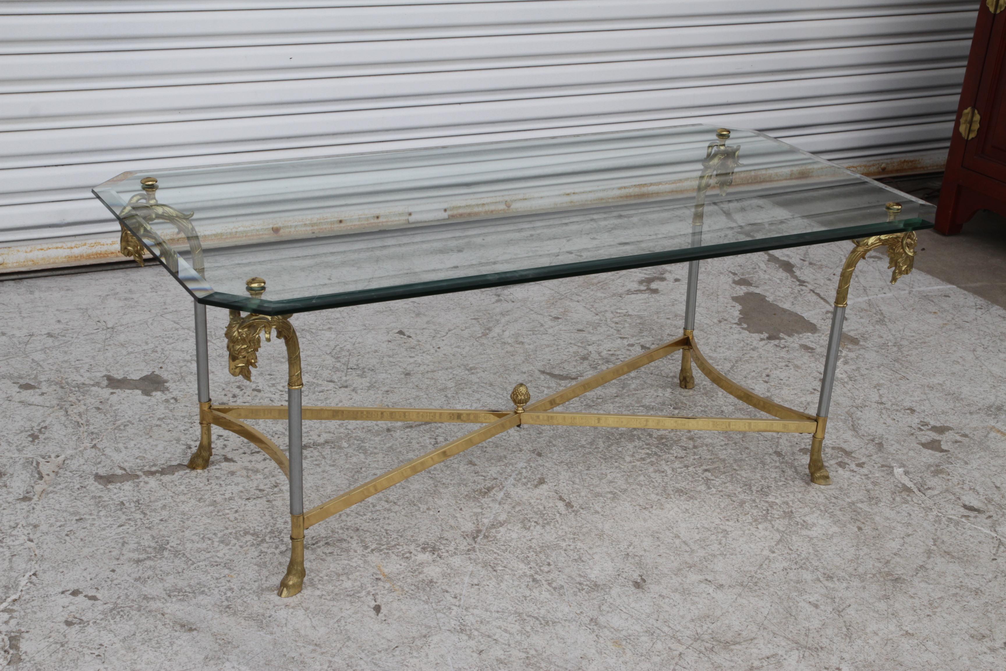 Mid-Century Modern Vintage Ram's Head Coffee Cocktail Table en vente