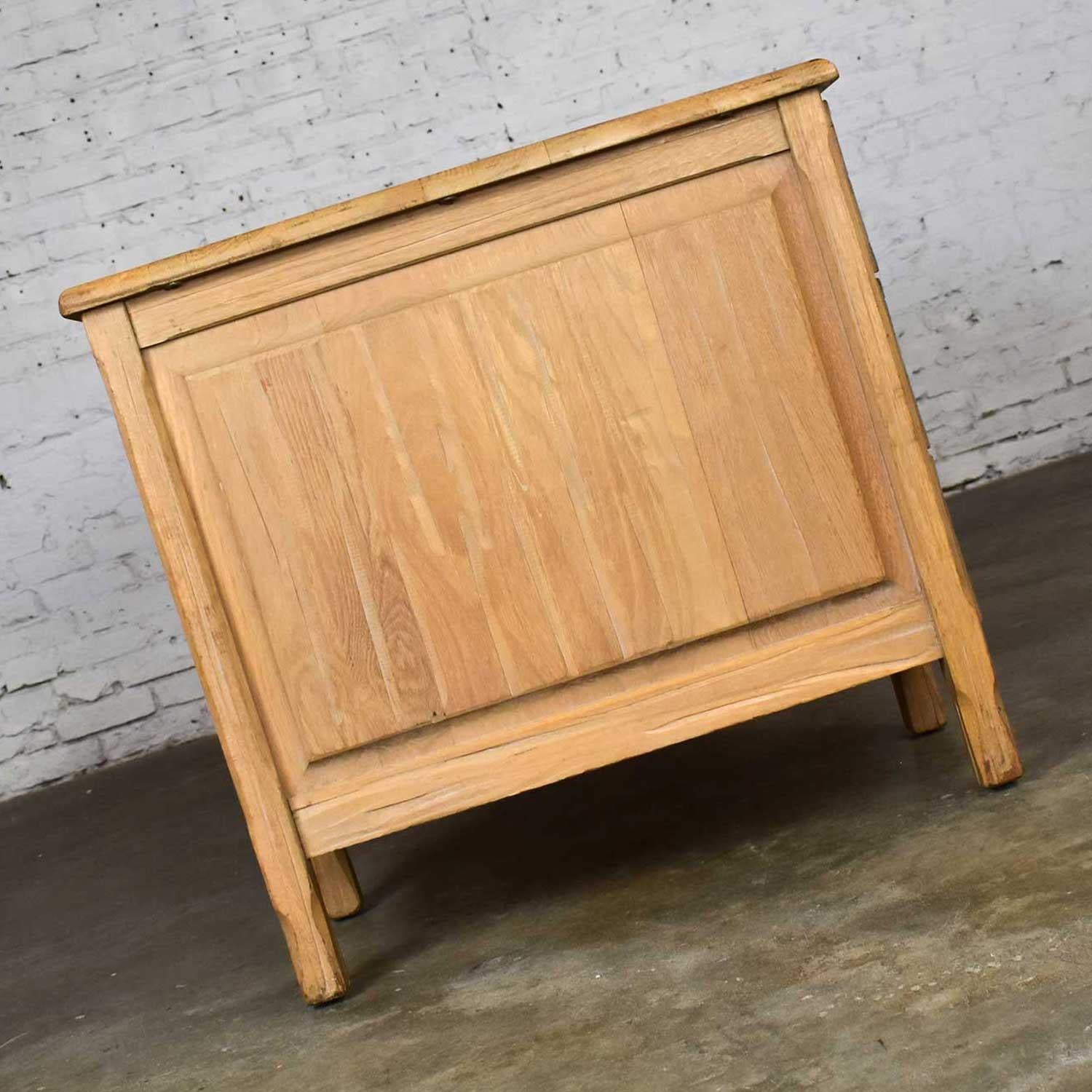Vintage Ranch Oak Desk with Honey Oak Finish by A. Brandt Company In Good Condition In Topeka, KS