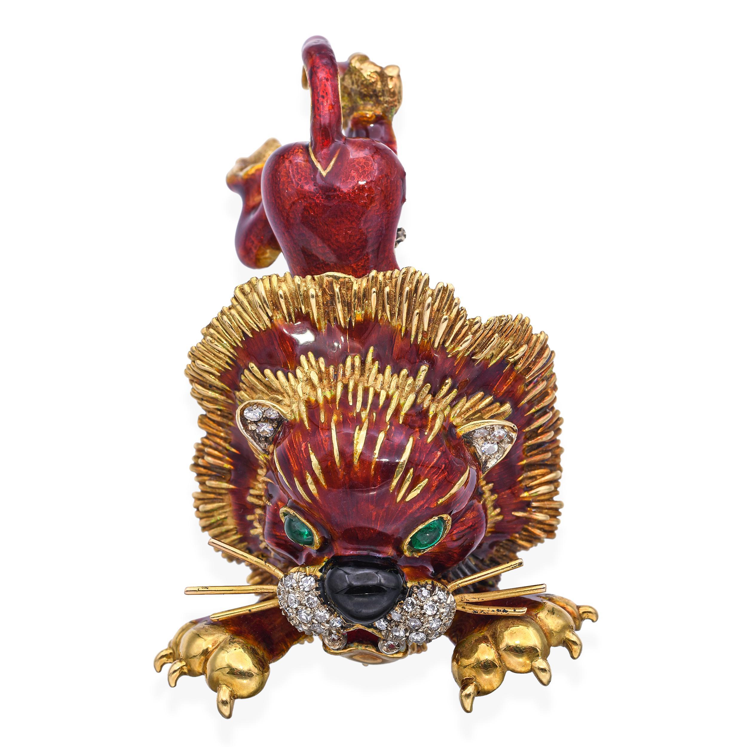 Cette exquise broche en forme de lion émaillé est un exemple frappant de l'artisanat italien du milieu du siècle dernier. Elle est réalisée en or 18 carats avec des détails et un flair remarquables. Bien que le poinçon supérieur - où l'on