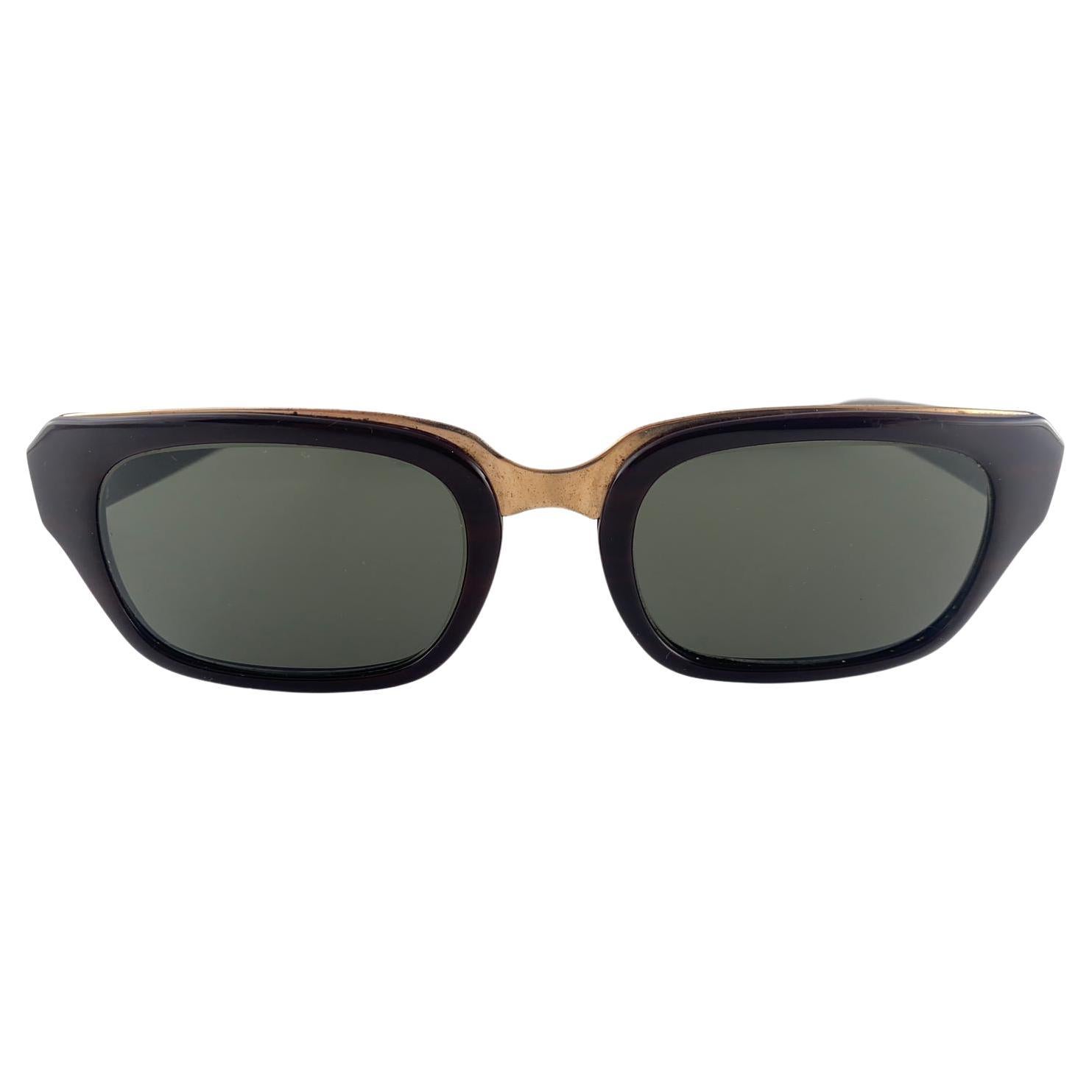 
Collectors Item, 1960'S Vintage American Optical Dark Burgundy & Gold Sporting Grey Lenses.

Incredible Quality And Design. A Classic And Timeless Piece.


Front : 15 Cms
Lens Height : 4 Cms
Lens Width : 5.5 Cms



This Item Show Minor Sign Of Wear