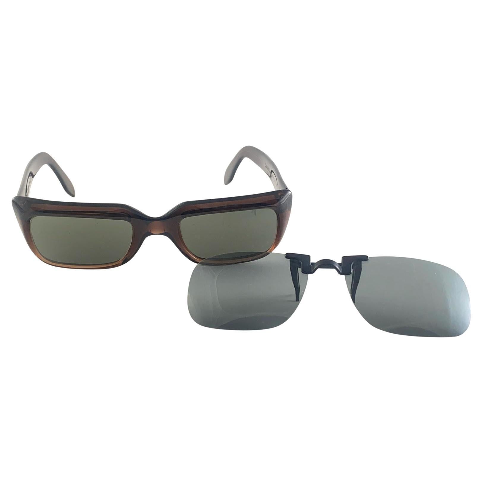 
Collectors Item, 1969 Vintage American Optical With Extra Clip On Sporting  G15 Grey Lenses.

Incredible Quality And Design. A Classic And Timeless Piece.


Front : 14 Cms
Lens Height : 3.2 Cms
Lens Width : 5 Cms









