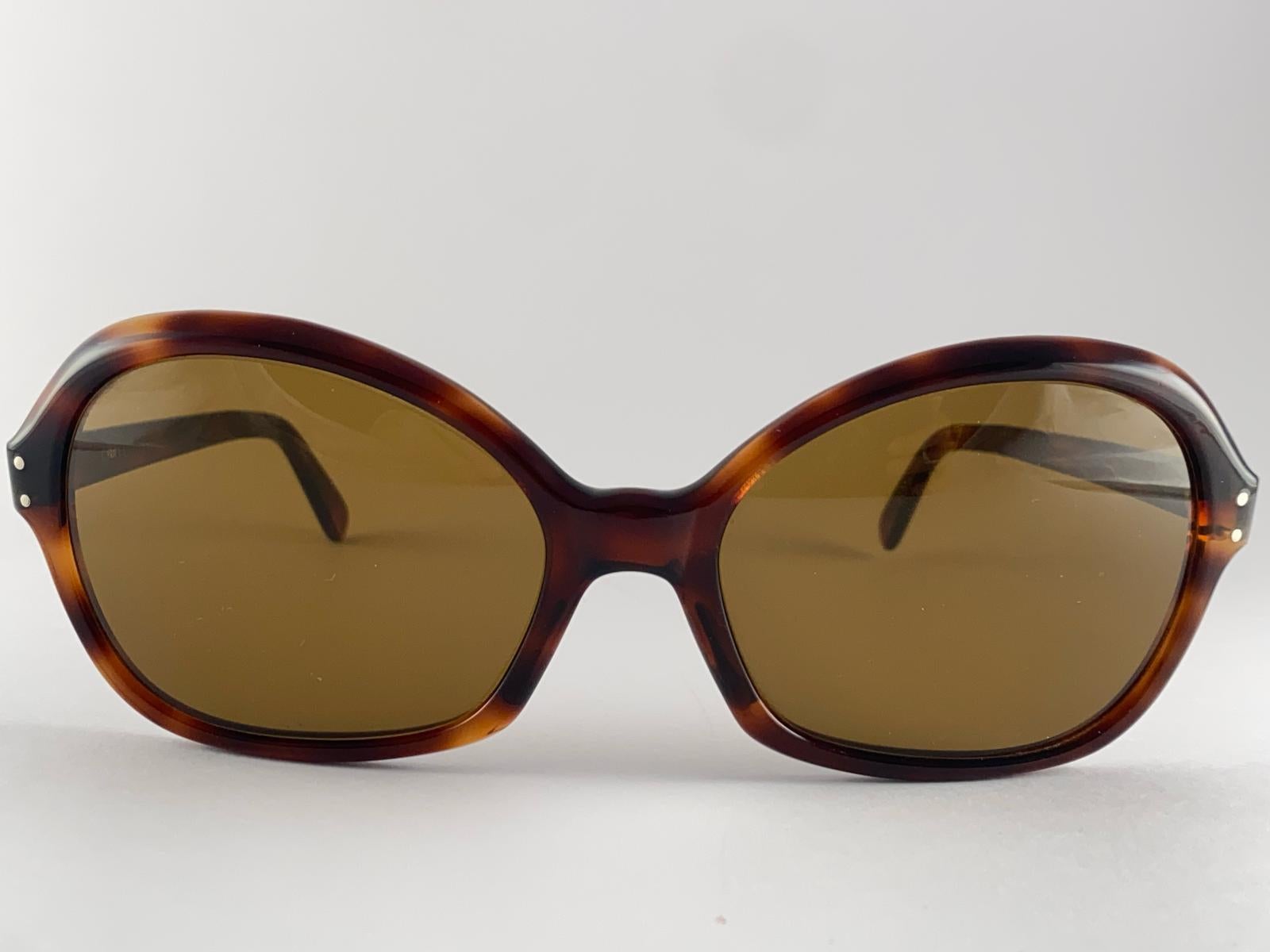 
Collectors Item, 1960'S Cybelle Dark Tortoise, Solid Brown Lenses.

Incredible Quality And Design. A Classic And Timeless Piece.


Front : 15.5 Cms
Lens Height : 4.5 Cms
Lens Width : 5.8 Cms

Vintage Rare 1960'S Cybelle Tortoise Midcentury