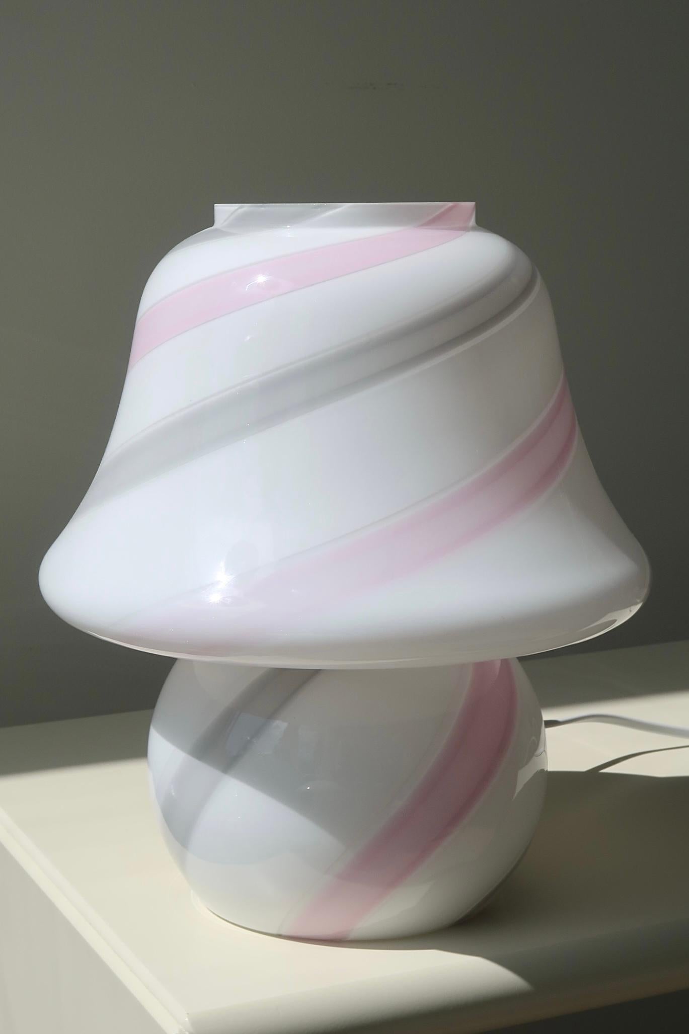 Vintage Murano candy mushroom lamp in medium size. The lamp is mouth-blown in a white opal glass with pink and gray swirl. Handmade in Italy, 1960s/70s, and comes with new white cord as well as original label.

H: 28 cm D: 23 cm.

