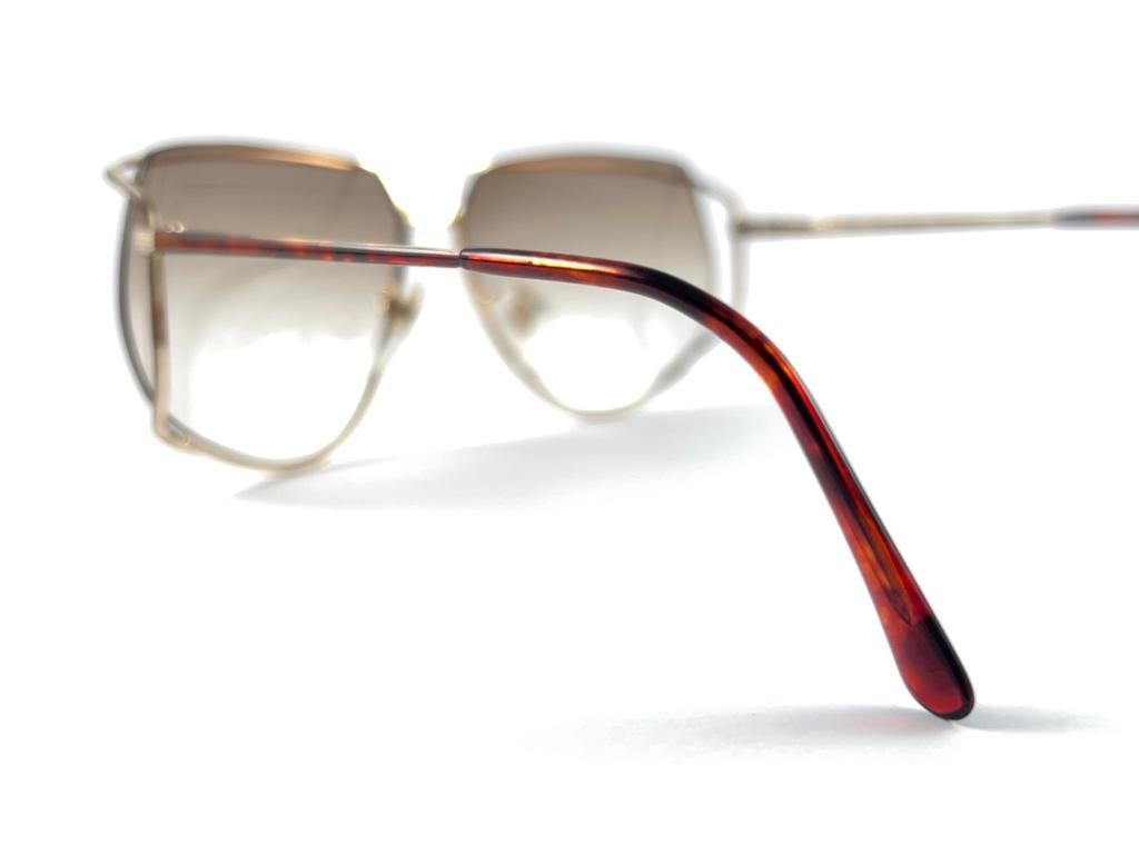 Vintage Rare 1970's Tura 425 Tortoise Oversized Brown Lenses Sunglasses Pour femmes en vente