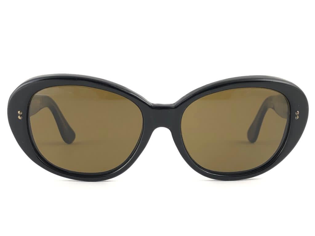 Vintage super rare oversized sleek black frame with brown lenses sunglasses. 

Amazing craftsmanship and style.

This item may show minor sign of wear due to storage.


Measurements : 


Front : 14.5 cms 


 Lens Height : 4.5 cms 


Lens Width : 5.5