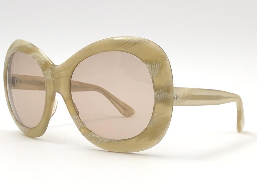 Seltener A.A Sutain 343, Vintage  Übergroße runde beigefarbene Sonnenbrille 1970er Jahre (Beige) im Angebot