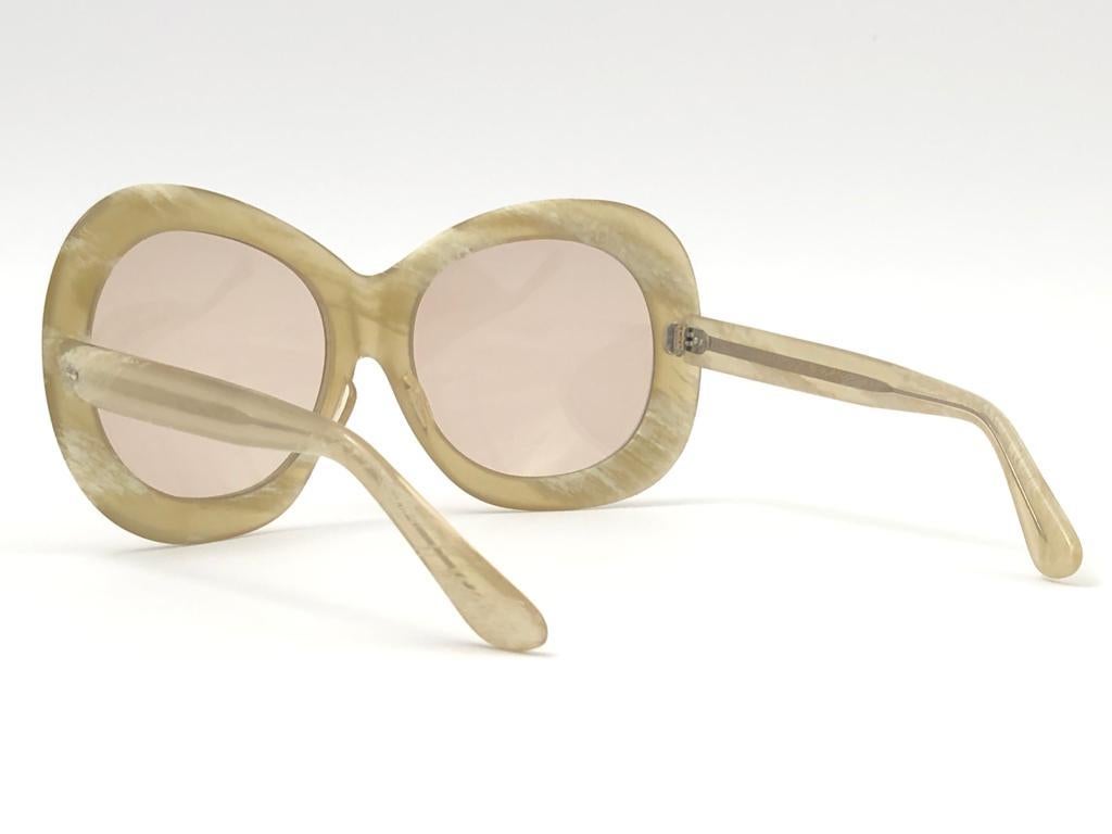 Seltener A.A Sutain 343, Vintage  Übergroße runde beigefarbene Sonnenbrille 1970er Jahre für Damen oder Herren im Angebot