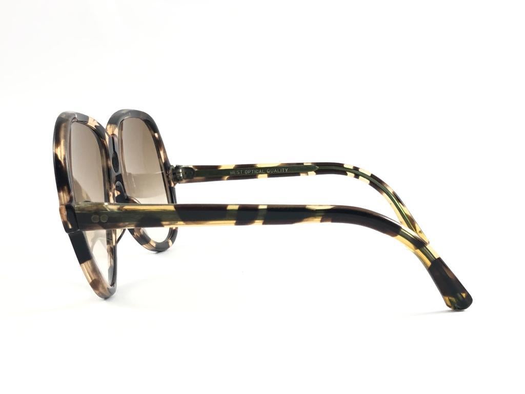 
Vintage Super Rare Oversized Camouflage Schildkröte mit Licht  Sonnenbrille mit braunen Verlaufsgläsern. 

Erstaunliche Handwerkskunst und Stil.



Messungen 

Vorderseite                                               15 Zentimeter

Höhe der Linse 