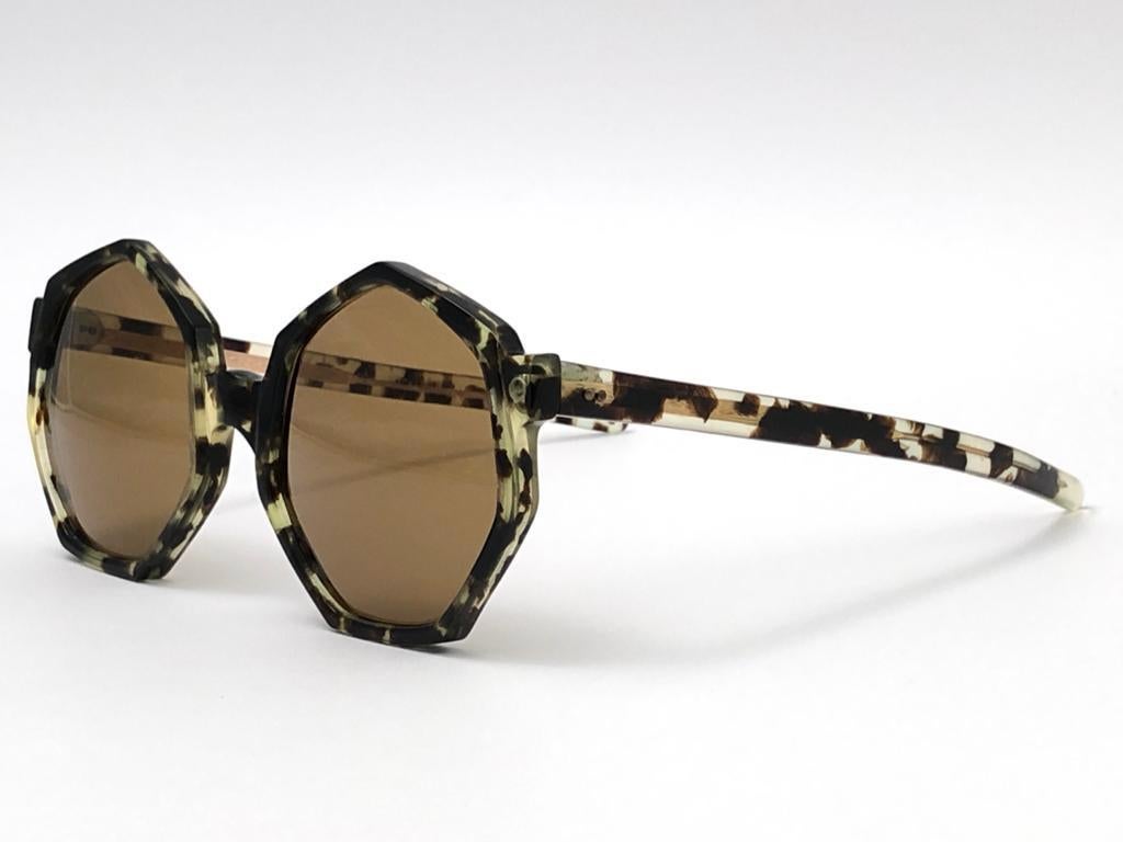 Vintage super seltene AA SUTAIN dunkle Schildkröte Rahmen mit hellbraunen Gläsern Sonnenbrille. 

Erstaunliche Handwerkskunst und Stil.

Abmessungen:

Vorderseite : 15.5 cm

Höhe der Linse: 5.7 cm

Linse Breite : 5.3 cm

Bügel : 14.5 cm


