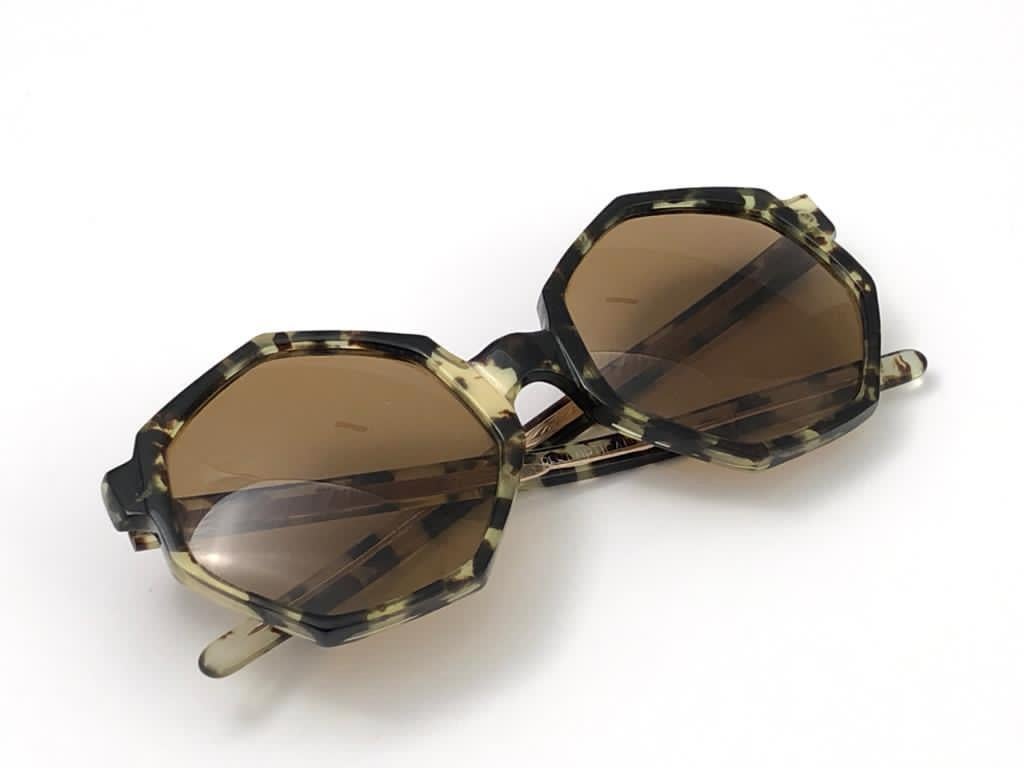 Marron Vintage Rare A.A Sutain Dark Tortoise Undertones Sunglasses 1970's en vente