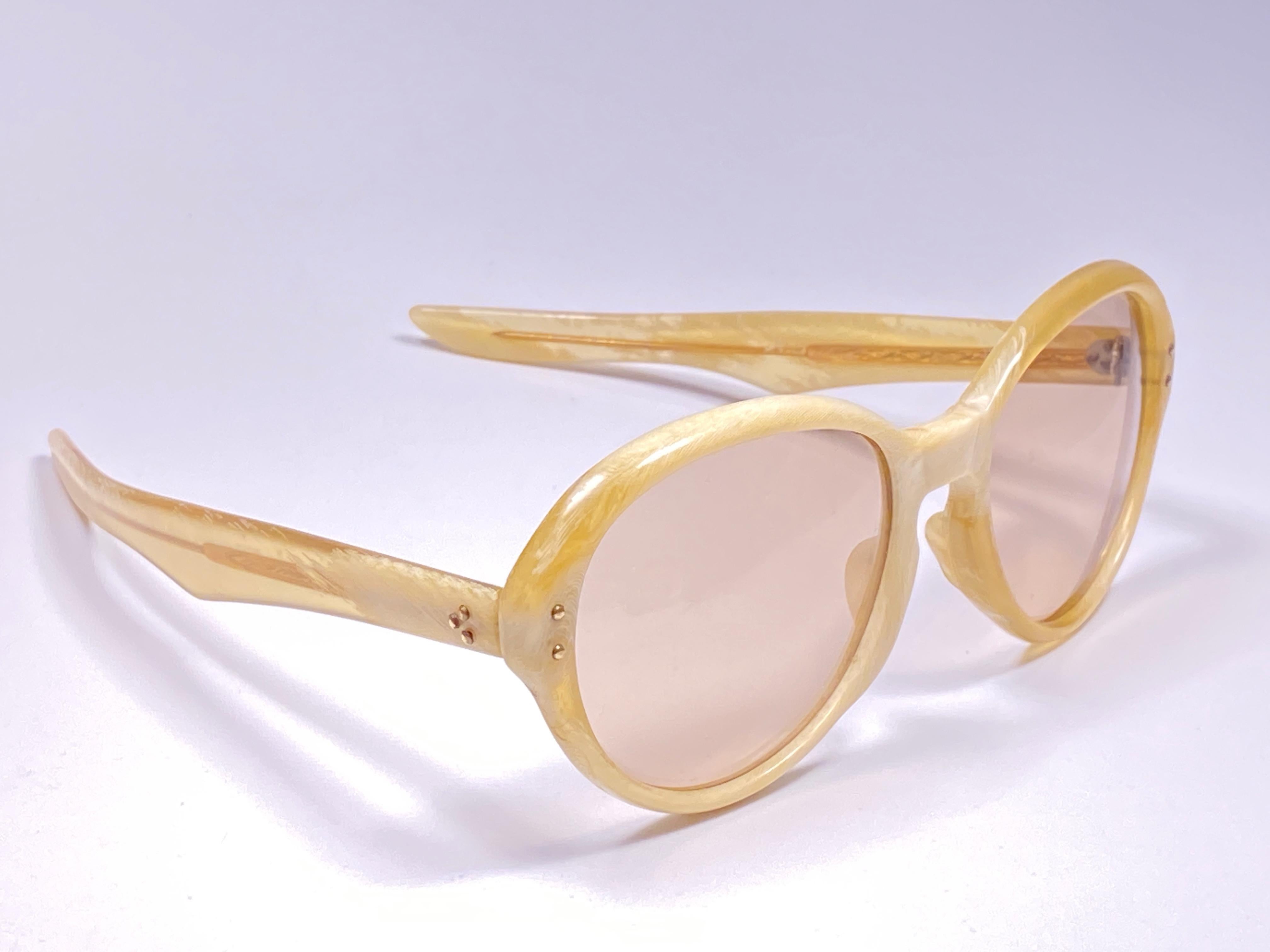 Vintage super rare oversized round beige with light brown lenses sunglasses. 

Amazing craftsmanship and style.

Measurements :

Front : 15.5 cms

Lens Height : 4.8 cms

Lens Width : 5,8 cms


