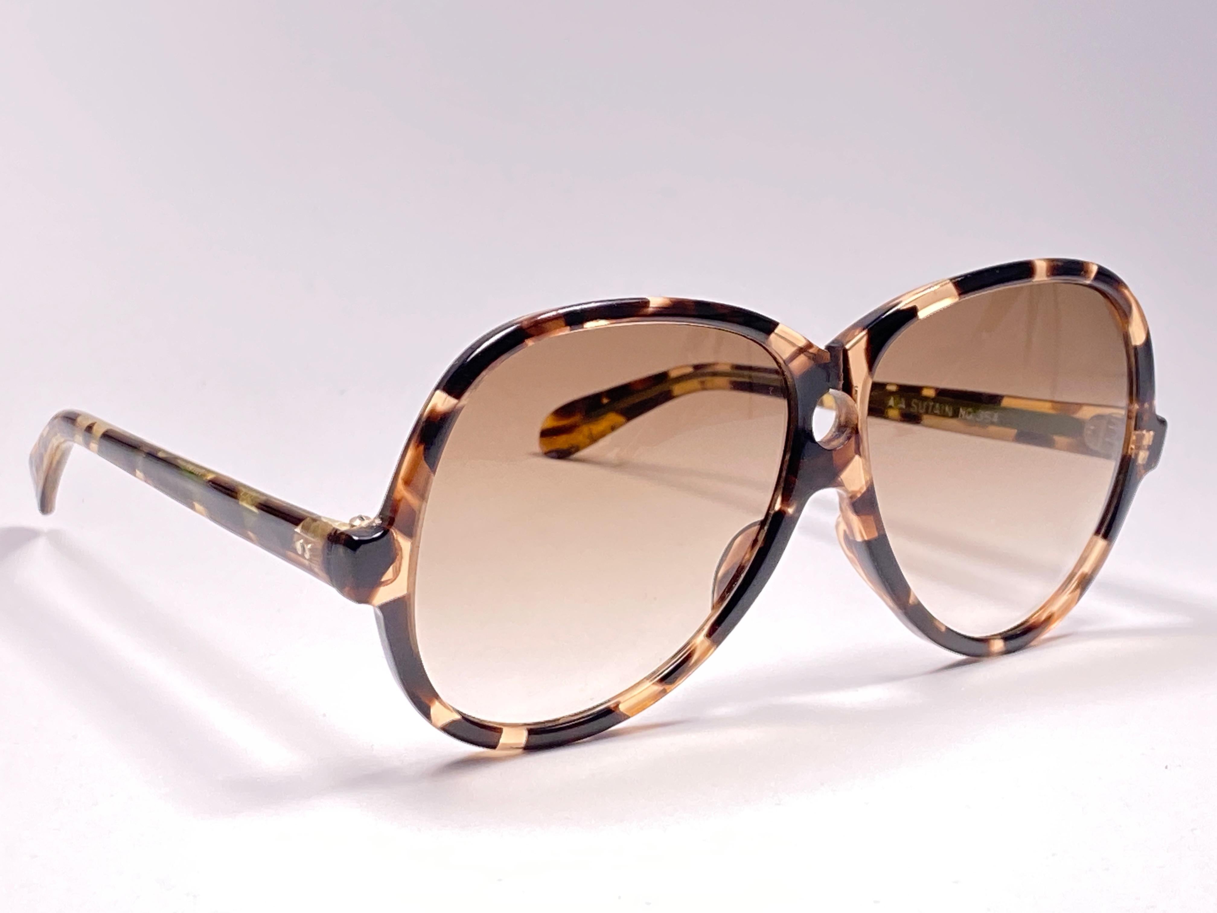 Vintage super rare oversized camouflage tortoise with light brown lenses sunglasses. 

Amazing craftsmanship and style.

Measurements :

Front : 15 cms

Lens Height : 5.5 cms

Lens Width : 5.5 cms


