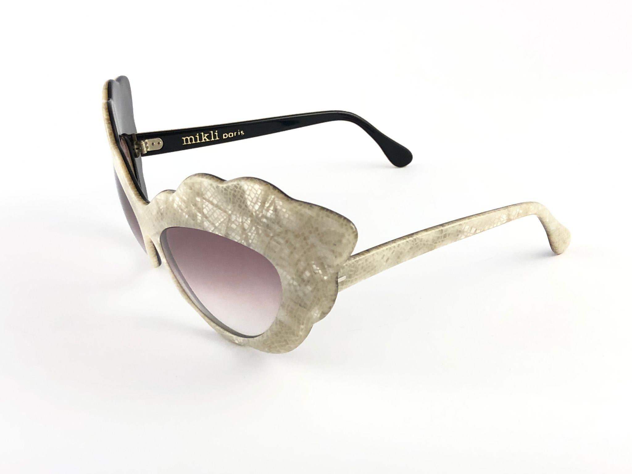 Seldom Vintage Rare Alain Mikli 1980 oversized cat eye acetate mother of pearl effect frame.

Light gradient lenses.

Please consider that this item is nearly 40 years old so it could show minor sign of wear due to storage.

Made in France.

FRONT :
