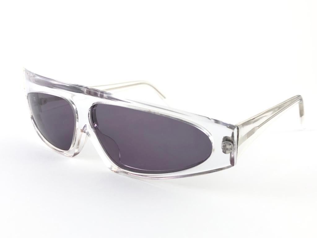 Seldom Vintage Rare Alain Mikli AM305 asymmetric clear with strass details frame.

Medium grey lenses.

Please consider that this item is nearly 40 years old so it could show minor sign of wear due to storage.

Made in France.

MEASUREMENTS :

FRONT