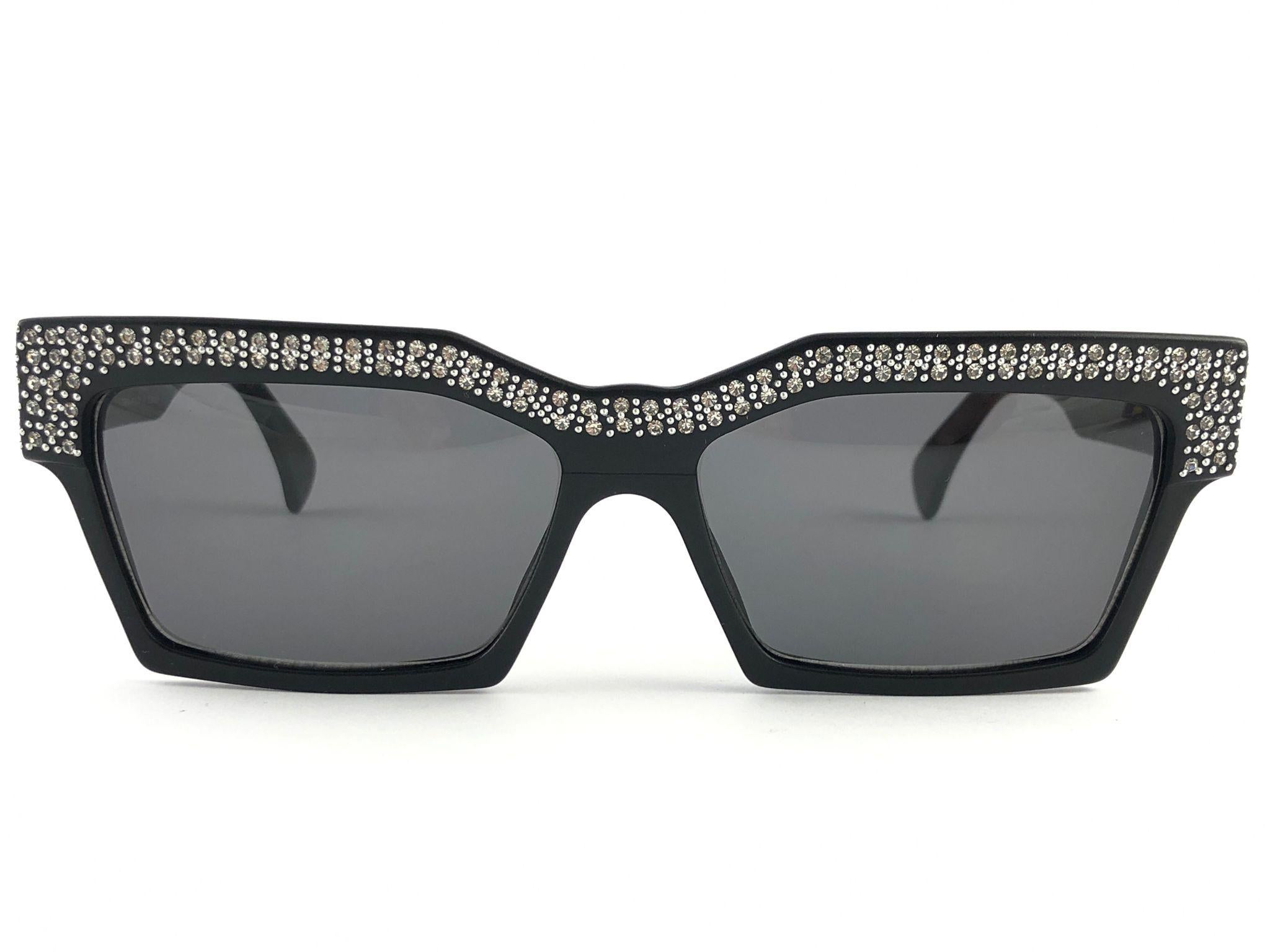 Seldom Vintage Rare Alain Mikli 1989 AM318101 black and strass sculptured frame.

Medium grey lenses.

Please consider that this item is nearly 40 years old so it could show minor sign of wear due to storage.

Made in France.

MEASUREMENTS :

FRONT