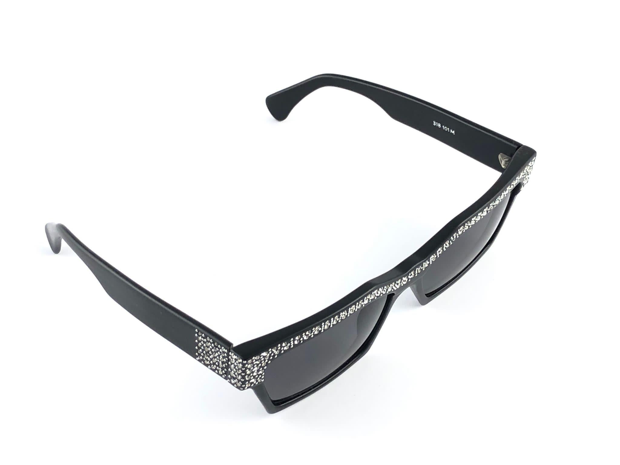 Seltene Alain Mikli AM318101 Vintage-Sonnenbrille in Schwarz mit schwarzen und Strasssteinen, selten, 1989 für Damen oder Herren im Angebot