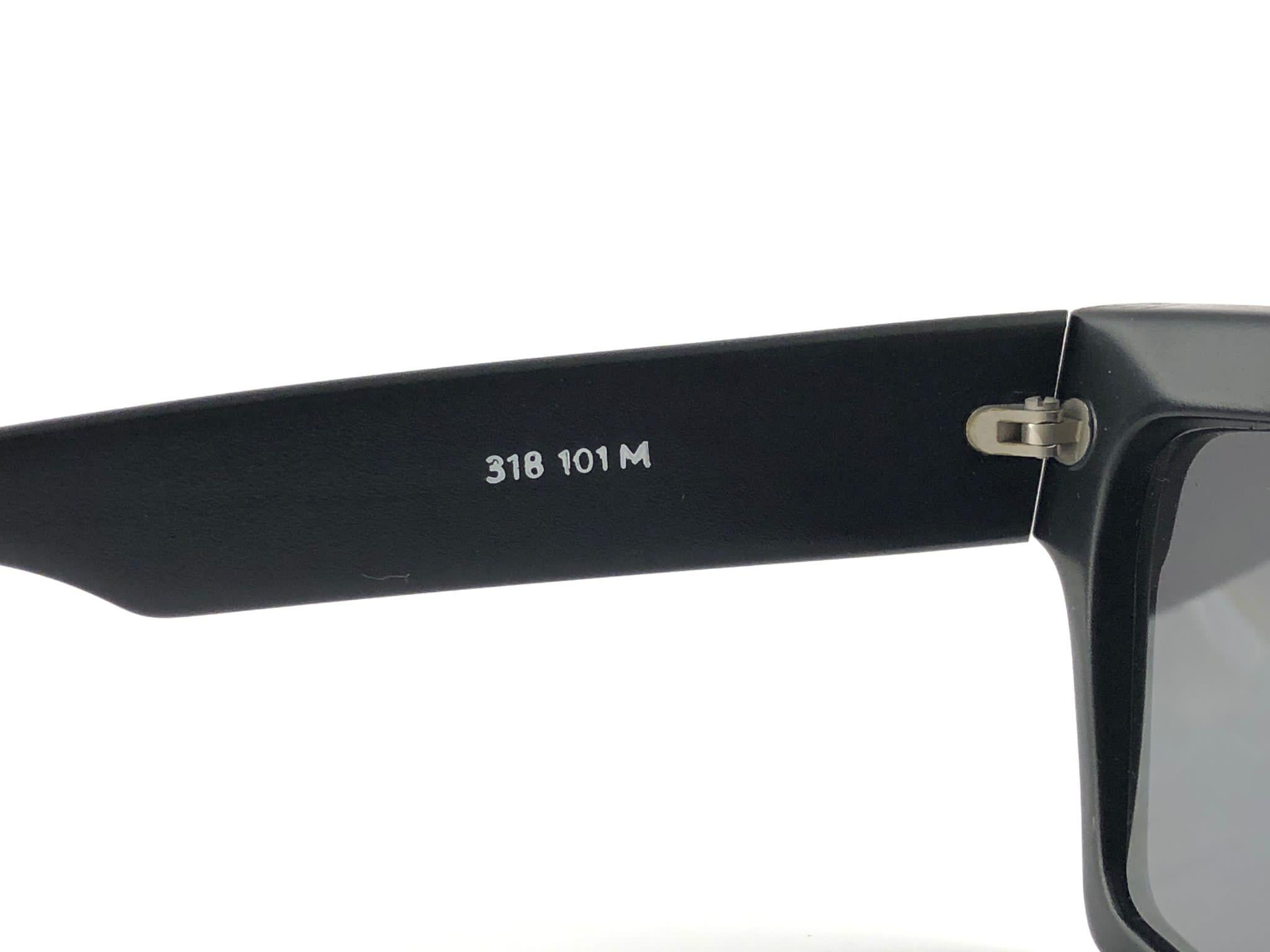 Seltene Alain Mikli AM318101 Vintage-Sonnenbrille in Schwarz mit schwarzen und Strasssteinen, selten, 1989 im Angebot 1